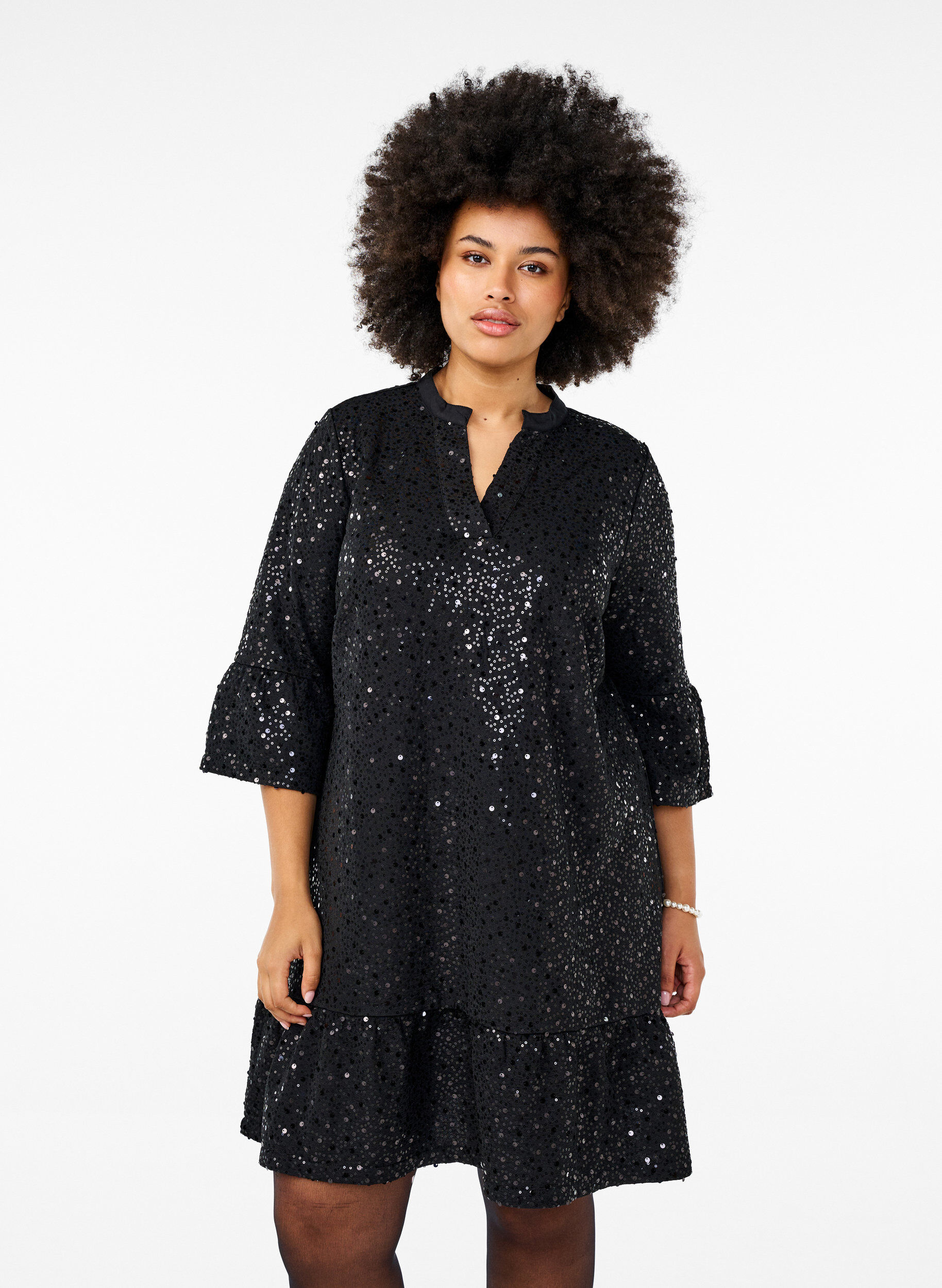 Zizzi Robe &agrave; paillettes avec col en V et manches 3/4, Black w. Bl. Sequins, Model image number 0