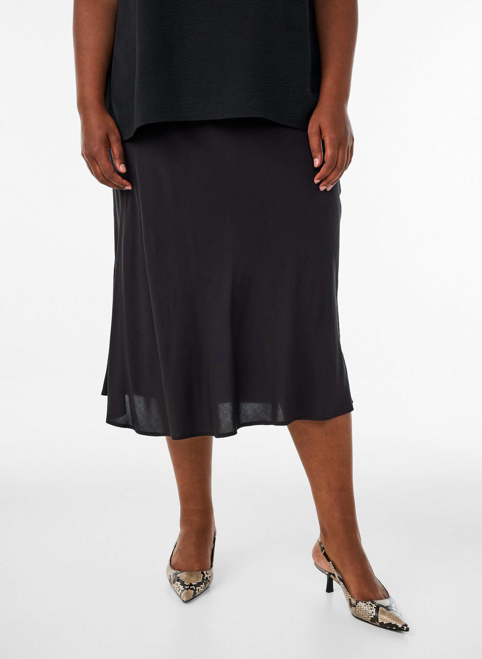 Jupe en viscose avec une ceinture &eacute;lastique, Noir, Model
