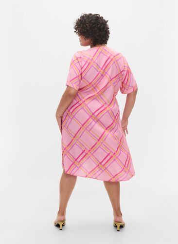 Robe portefeuille en viscose à carreaux , Pink Check, Model image number 1