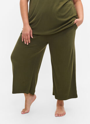 Pantalon de pyjama 7/8 en viscose, Ivy Green, Model image number 2