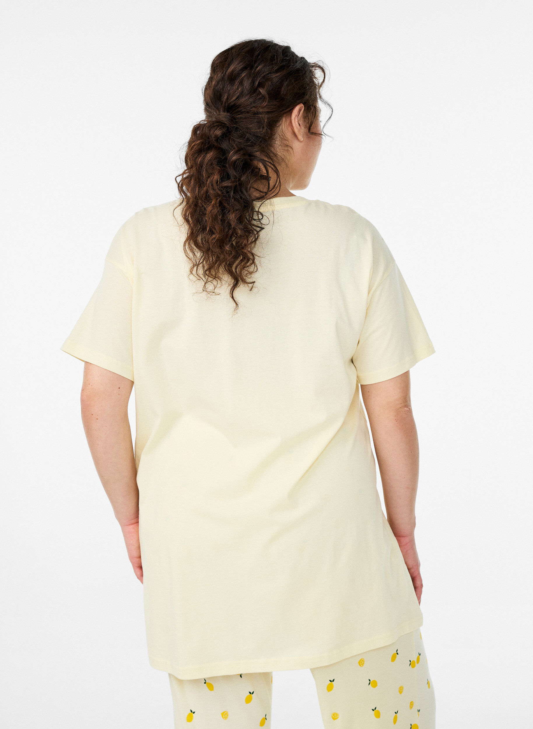 Zizzi T-shirt de nuit long en coton bio avec imprim&eacute;, Jaune clair, Model image number 2
