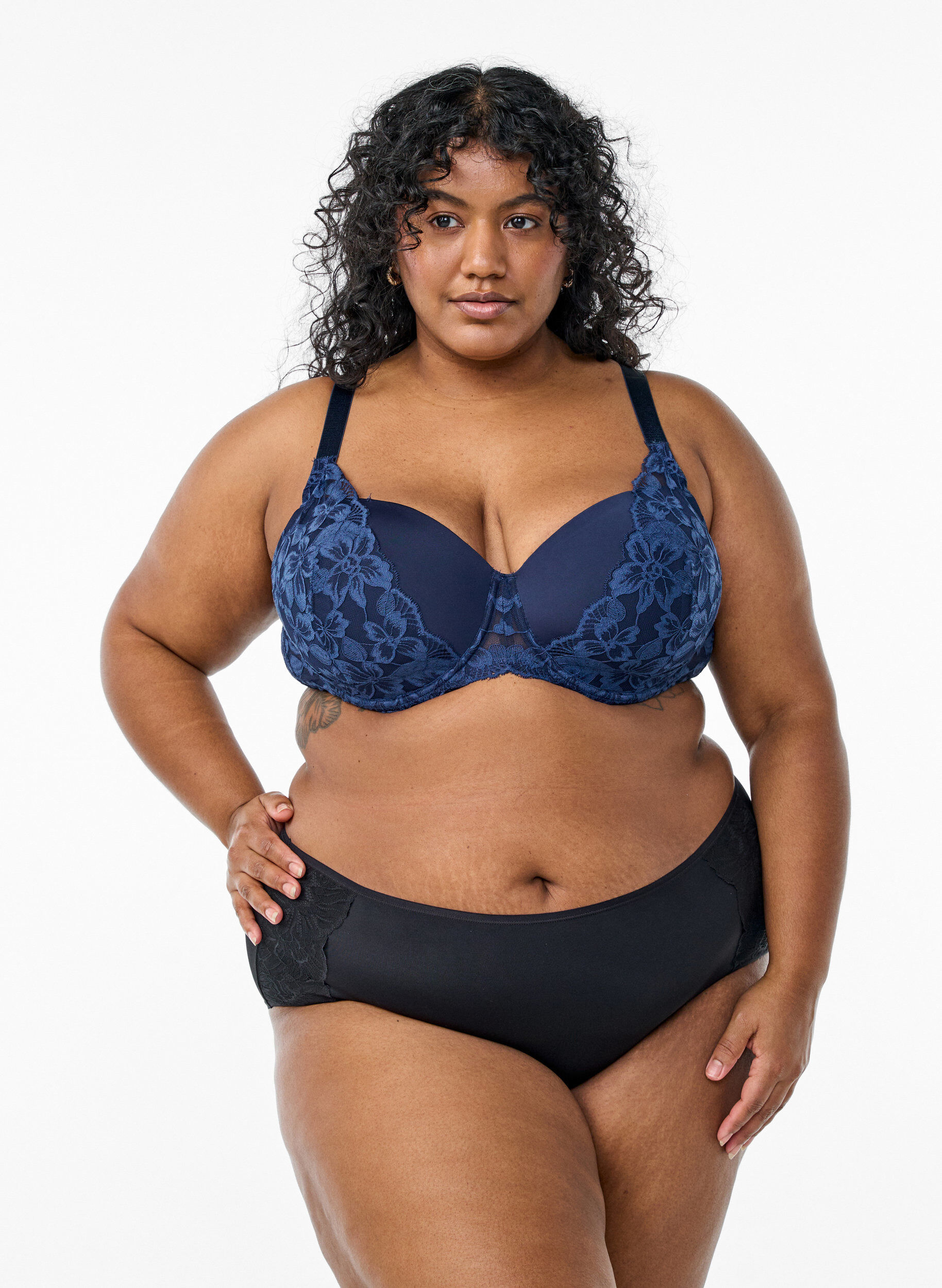 Zizzi Soutien-gorge en dentelle avec bonnets moul&eacute;s, Bleu, Model image number 1