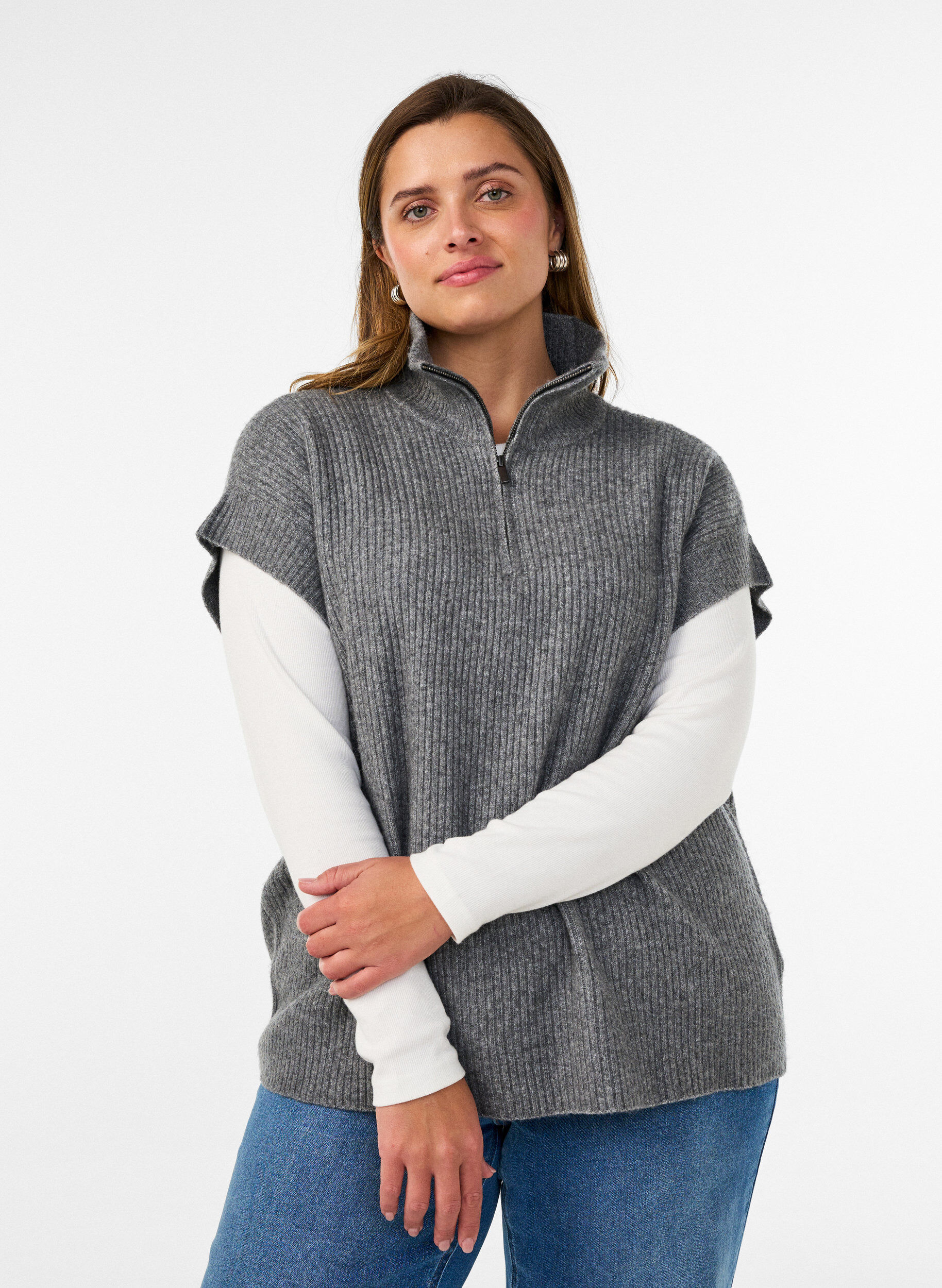 Gilet en maille avec col montant et zip court, Gris, Model