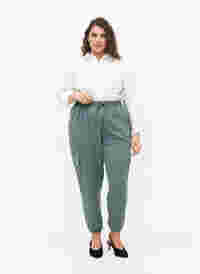 Pantalon ample en viscose avec grandes poches, Balsam Green, Model