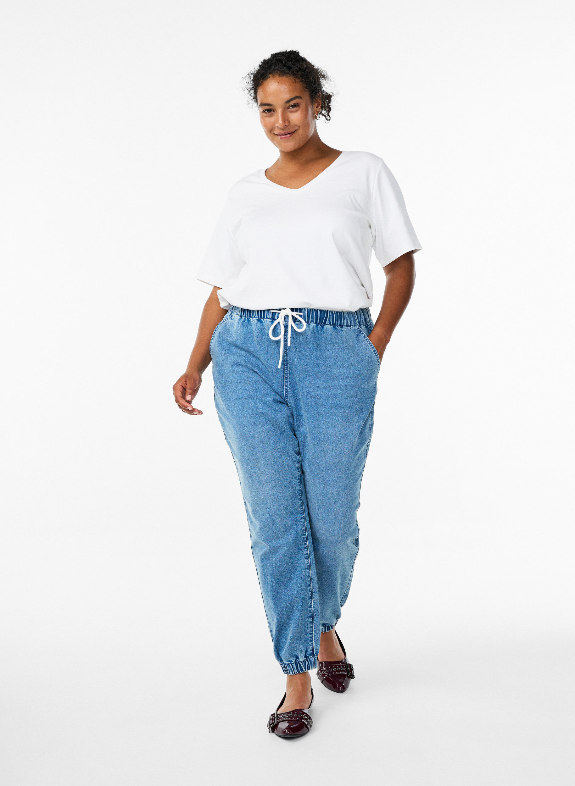 Zizzi Pantalon de jogging en denim avec des poches, Bleu Clair, Model image number 1