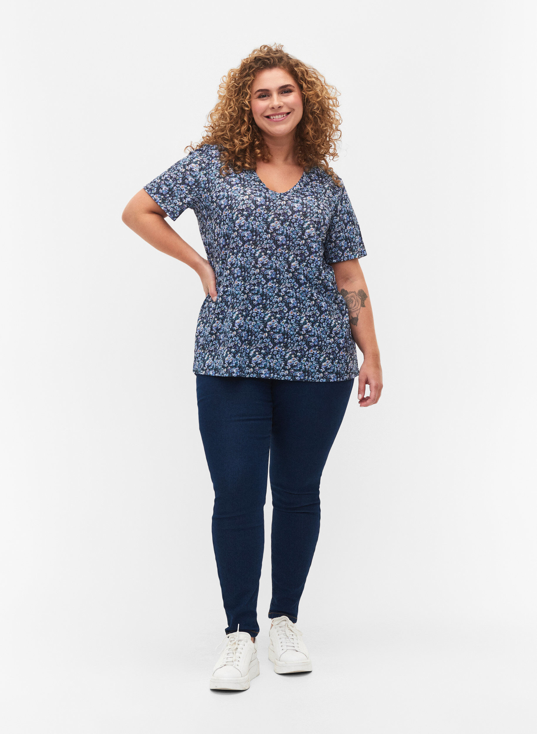 Zizzi FLASH - T-shirt imprim&eacute; avec col en V, Blue Green Ditsy, Model image number 2