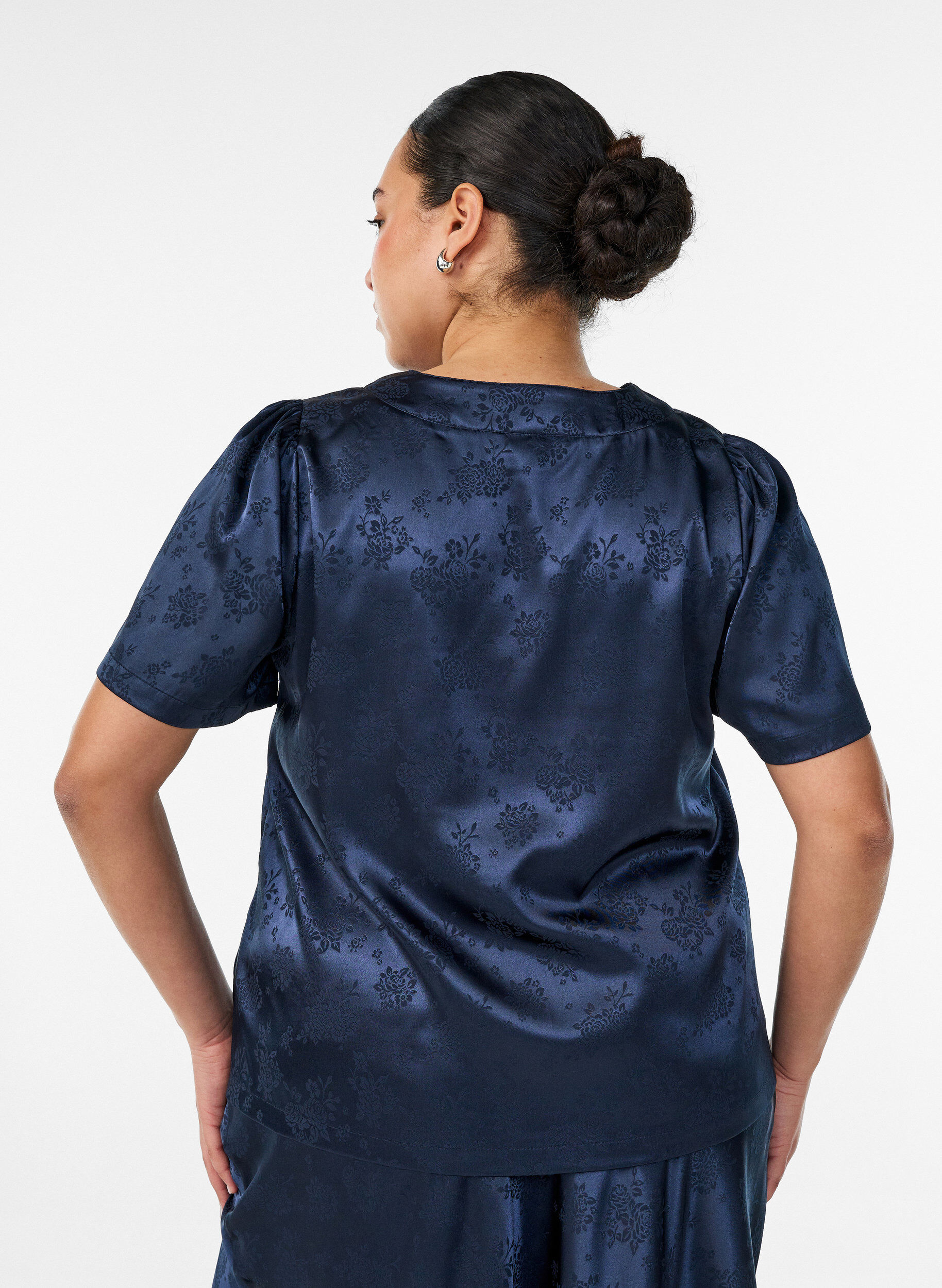 ZizziSatijnen blouse met bloemenprint en V-hals, Blauw, Model image number 1