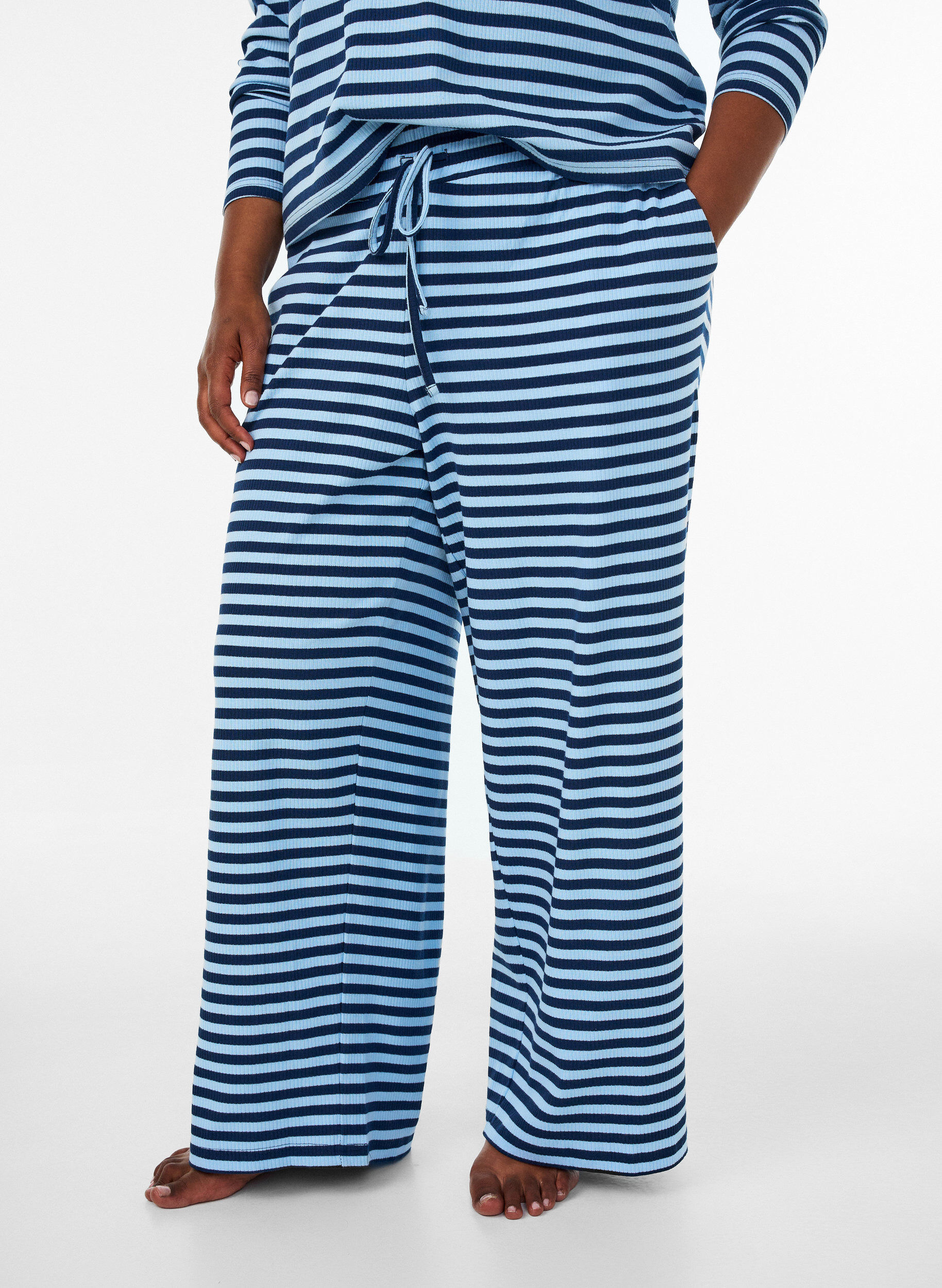 ZizziPantalon de pyjama ray&eacute; &agrave; taille haute et coupe ample, Bleu, Model image number 2