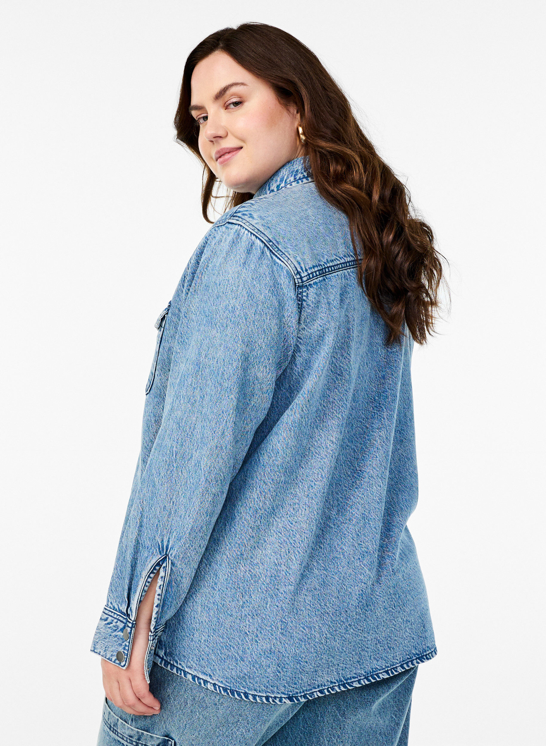 Zizzi Chemise en jean avec poches de poitrine, Bleu Clair, Model image number 2