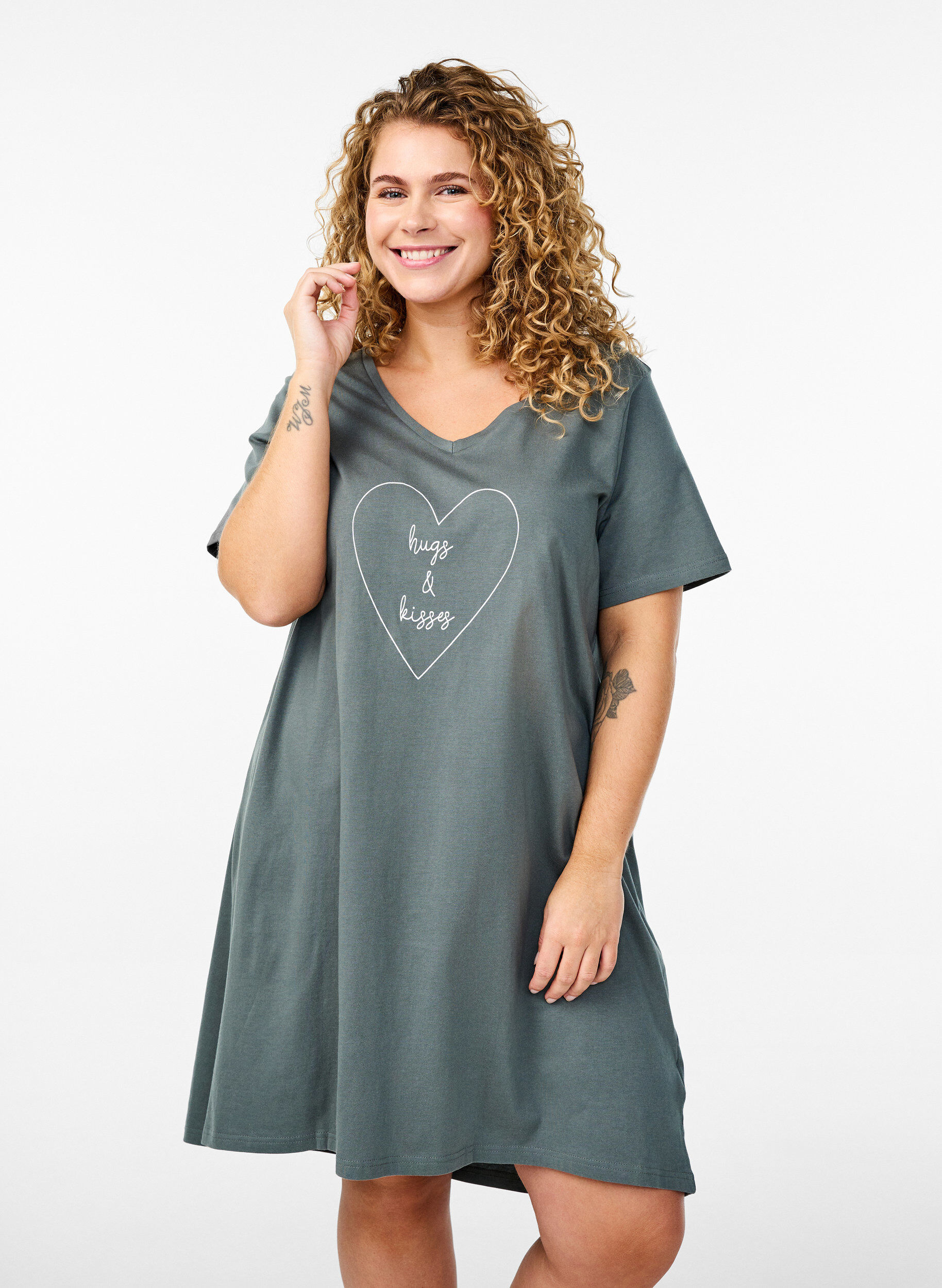 Zizzi Chemise de nuit en coton biologique et &agrave; col en V, , Model image number 0