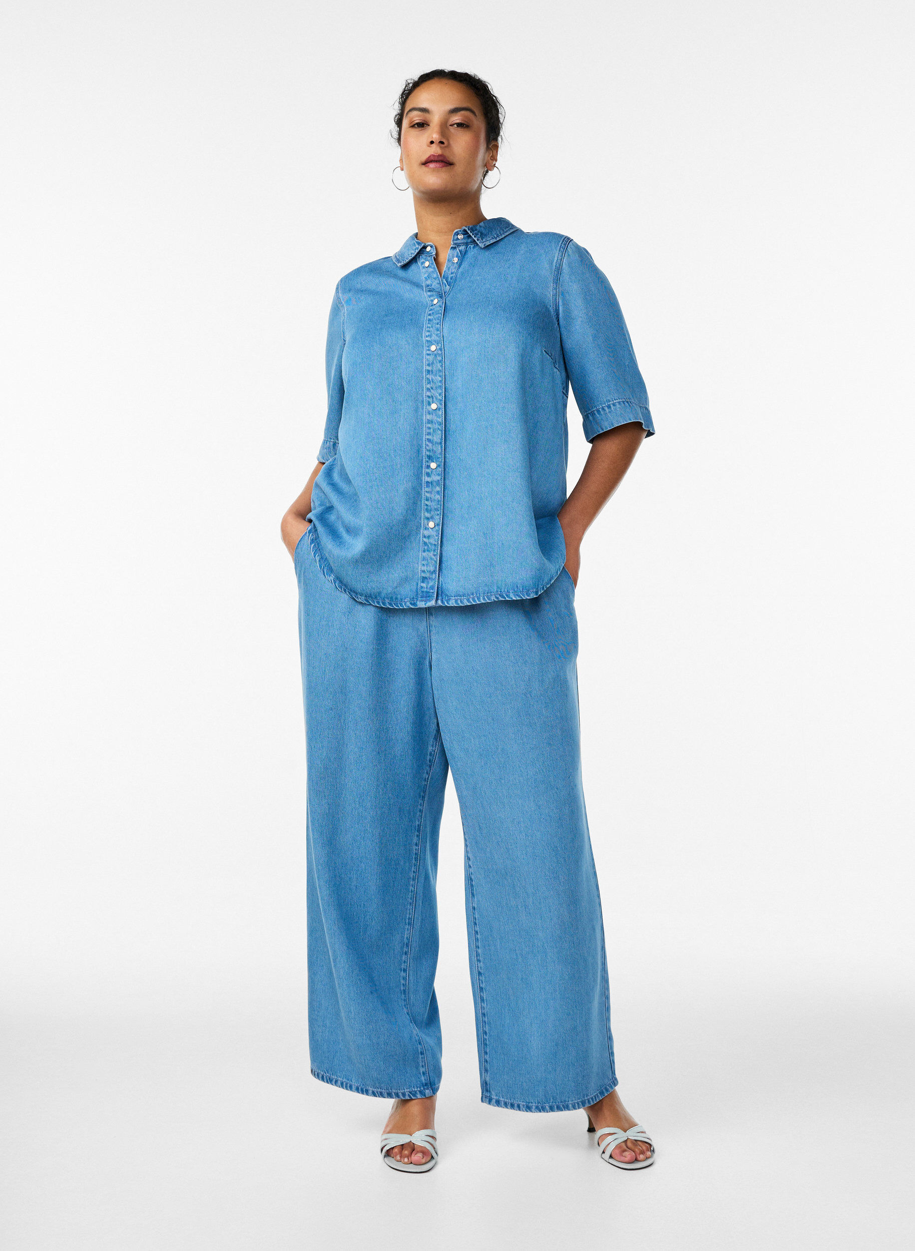 Pantalon large en lyocell aspect denim, Bleu Clair, Model