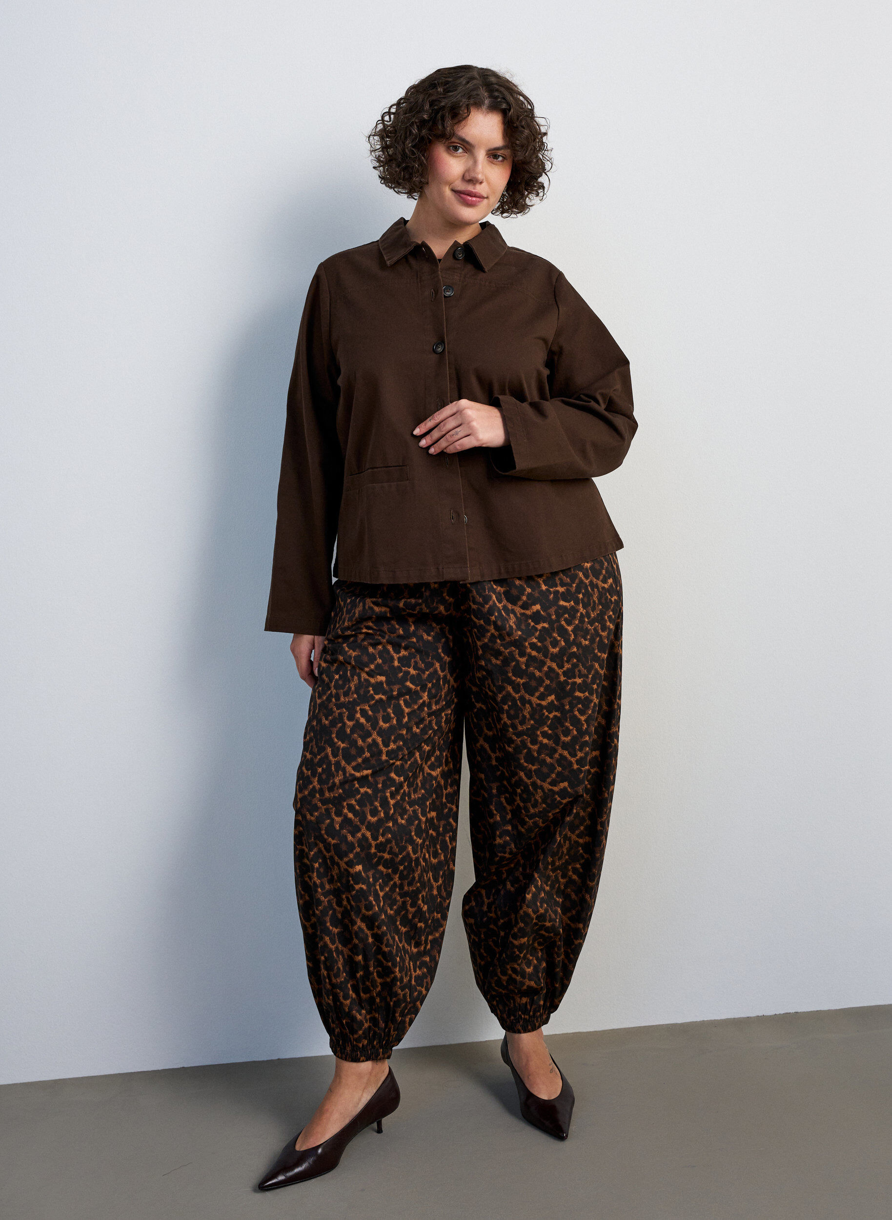 ZizziBalloonbroek met hoge taille en all-over patroon, Bruin, Model image number 0
