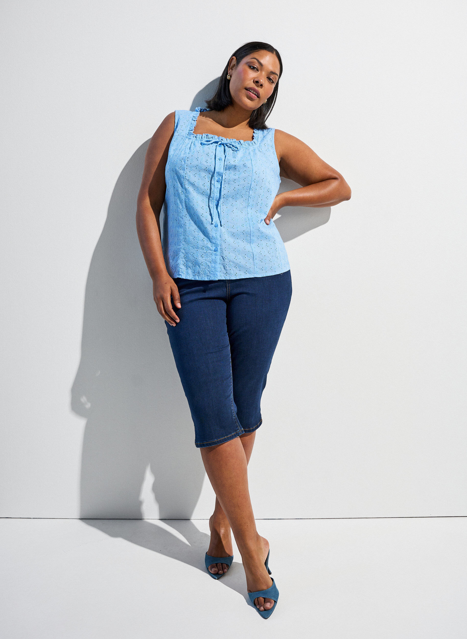 ZizziMouwloze blouse met broderie anglaise en ruches, Blauw, Image image number 0