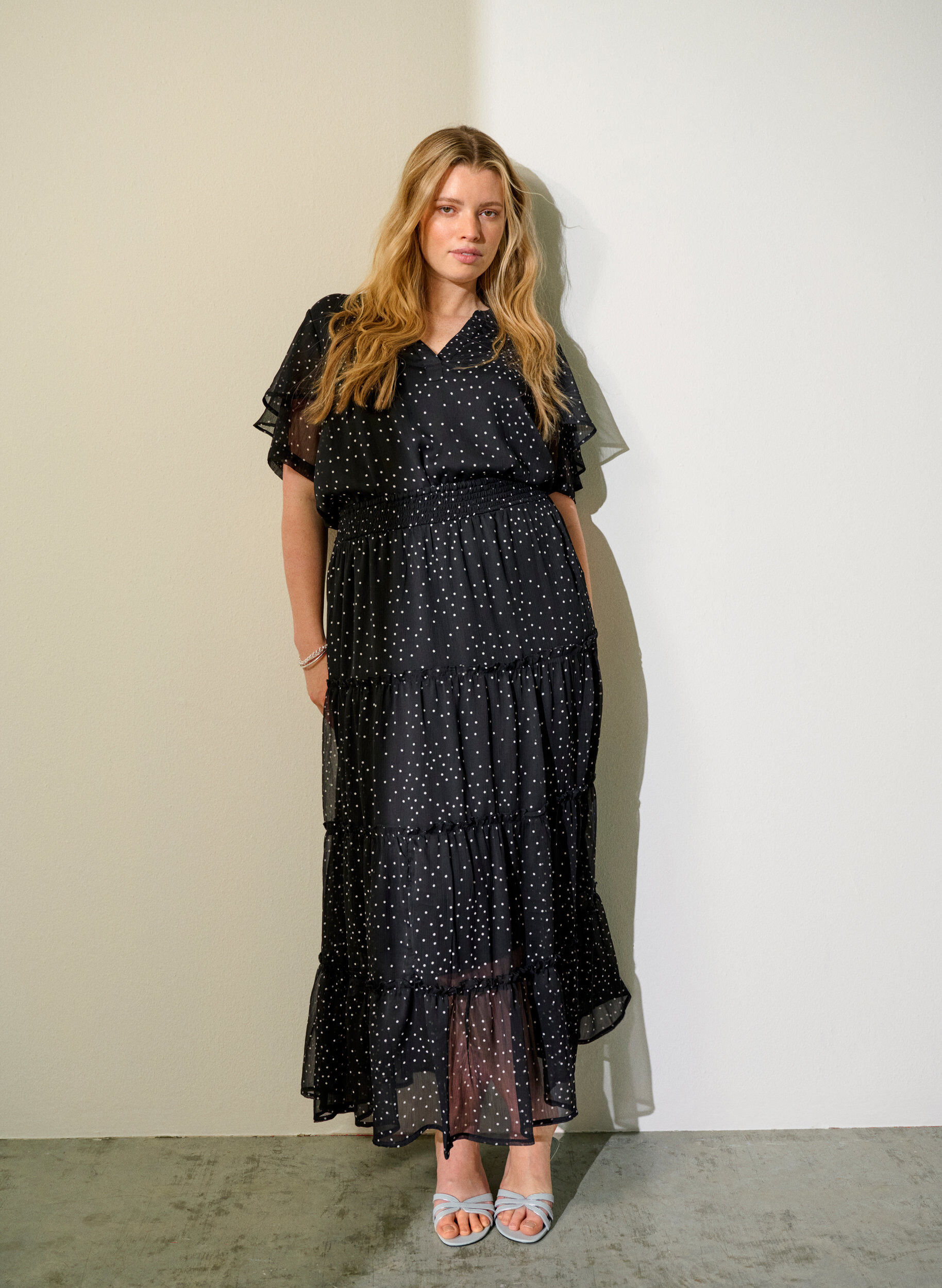 ZizziChiffon blouse met stippeltjes en mouwen met ruches, Zwart, Image image number 0