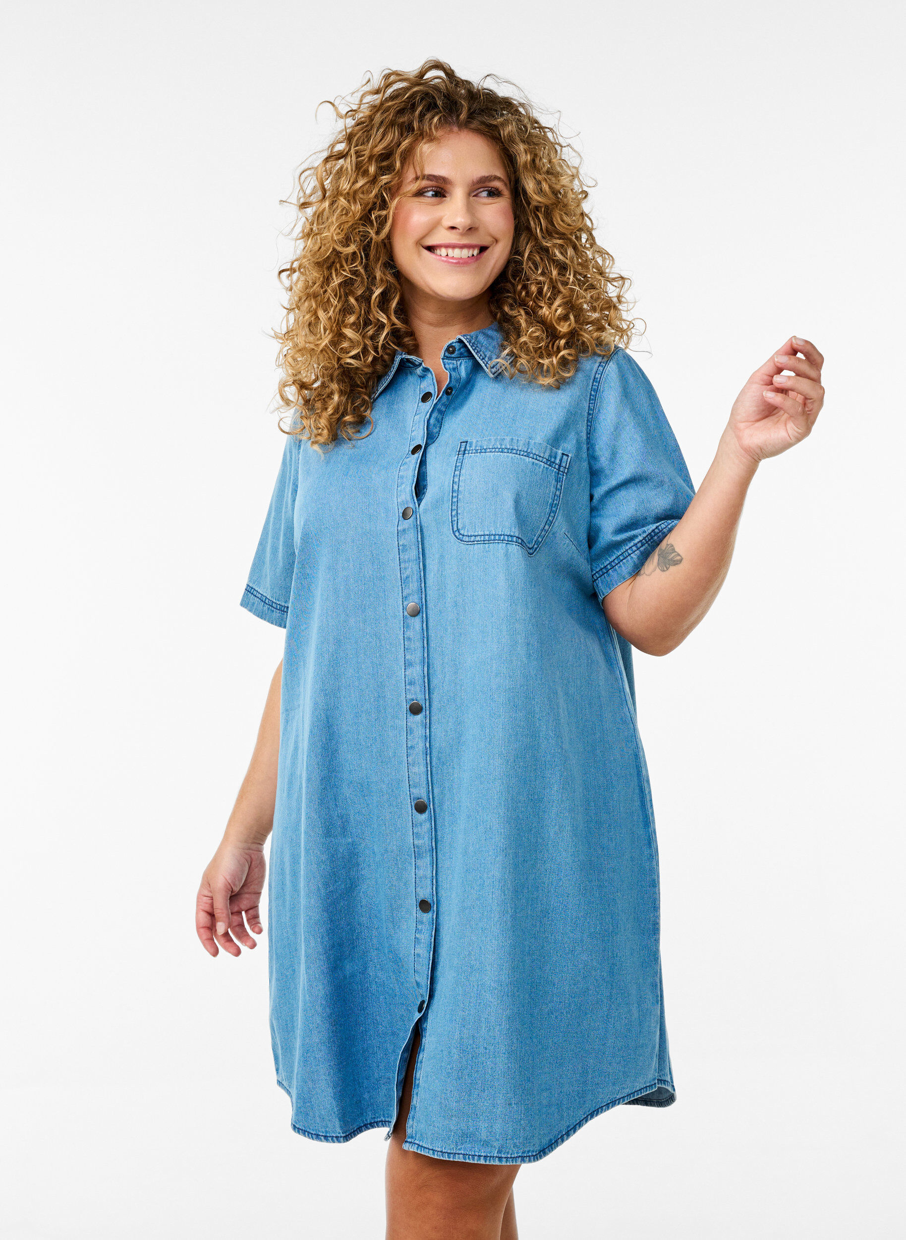 Zizzi Robe chemise en denim &agrave; manches courtes, Bleu Clair, Model image number 0