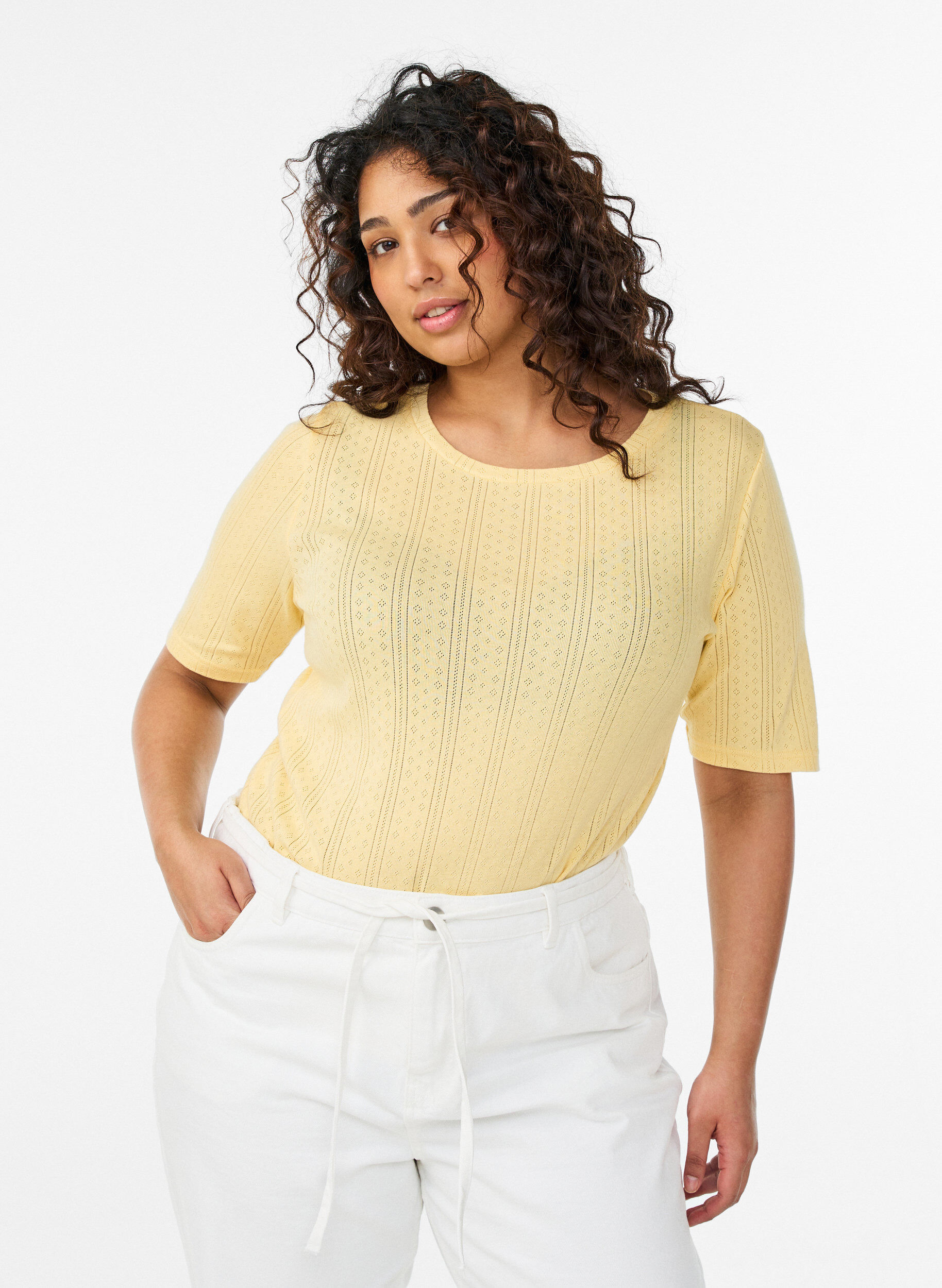Zizzi T-shirt en coton avec broderie ajour&eacute;e, Jaune clair, Model image number 0