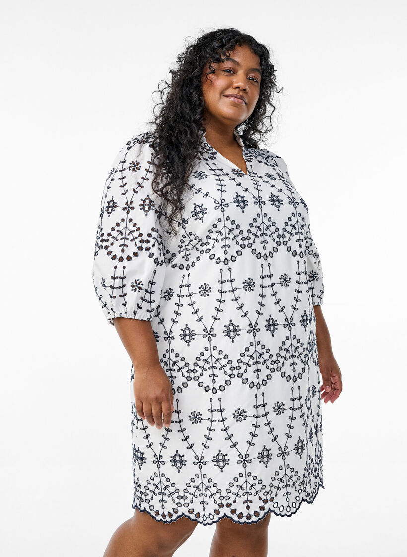 Robe avec broderie anglaise contrastante, White w. Navy Blazer, Model image number 0