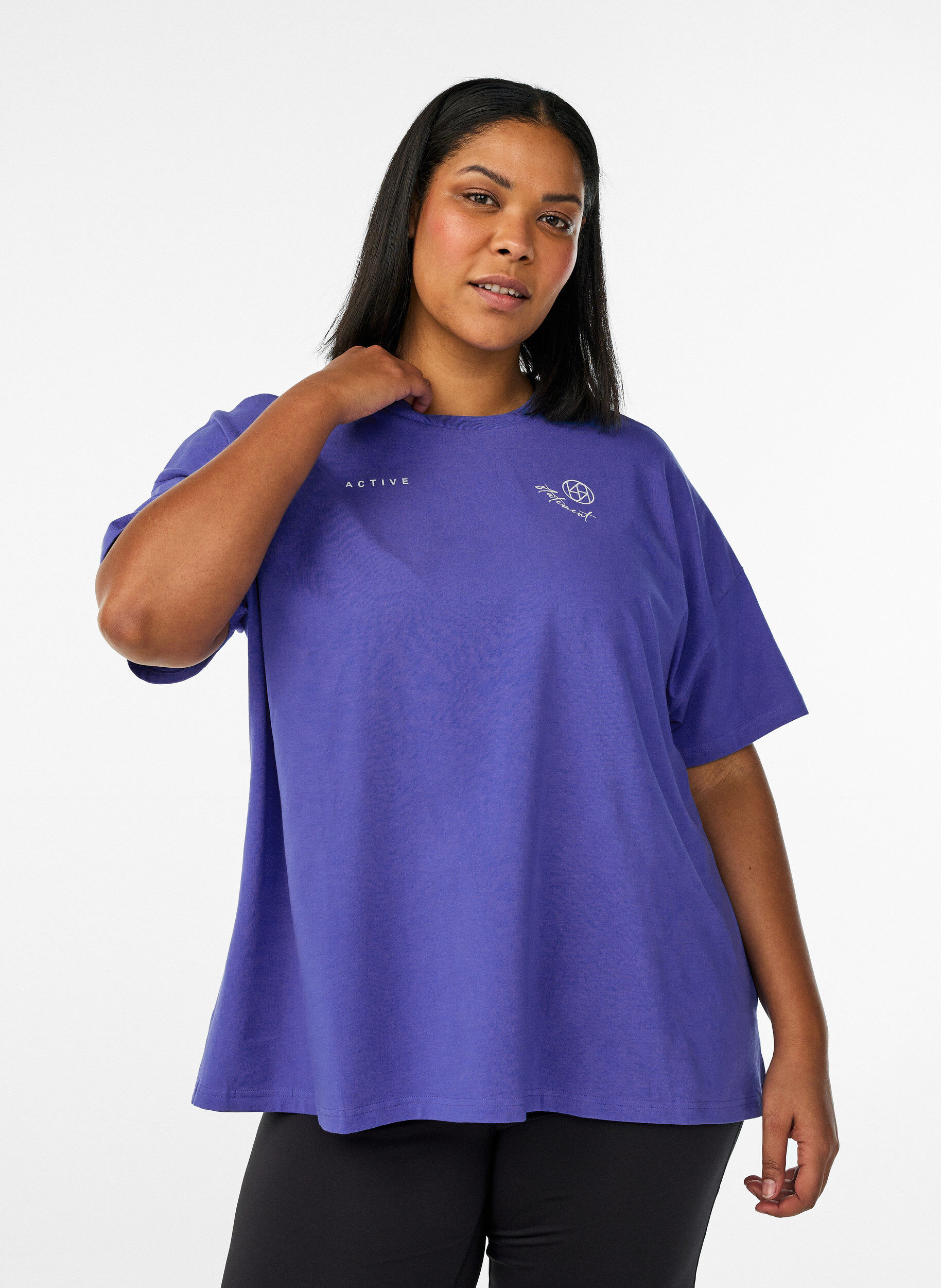 T-shirt en coton bio avec un petit motif sur le devant, Bleu, Model