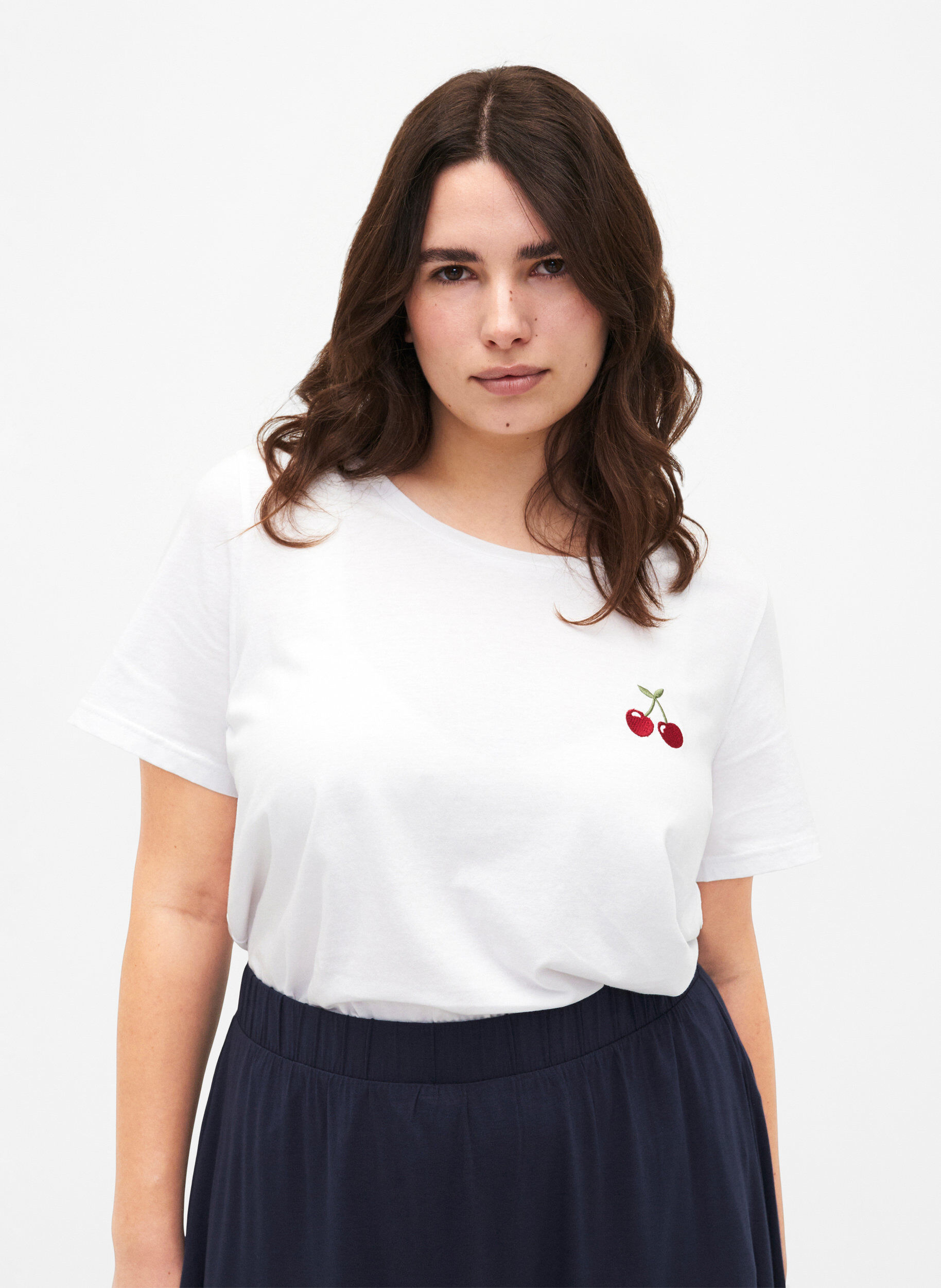 Zizzi T-shirt en coton avec une cerise brod&eacute;e, B.White CherryEMB., Model image number 0