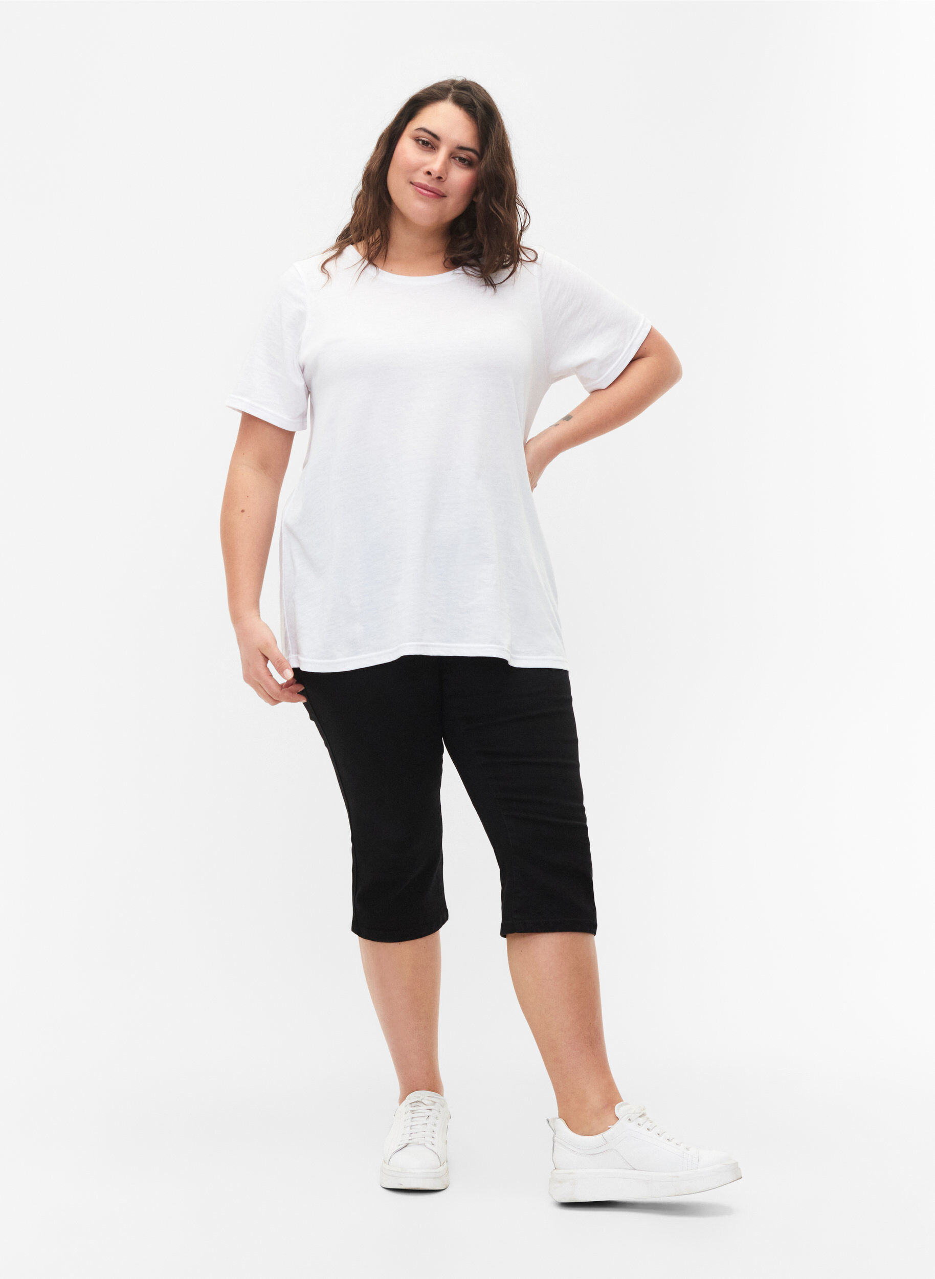 FLASH - Pantalon capri en denim &agrave; taille haute et coupe ajust&eacute;e, Noir, Model