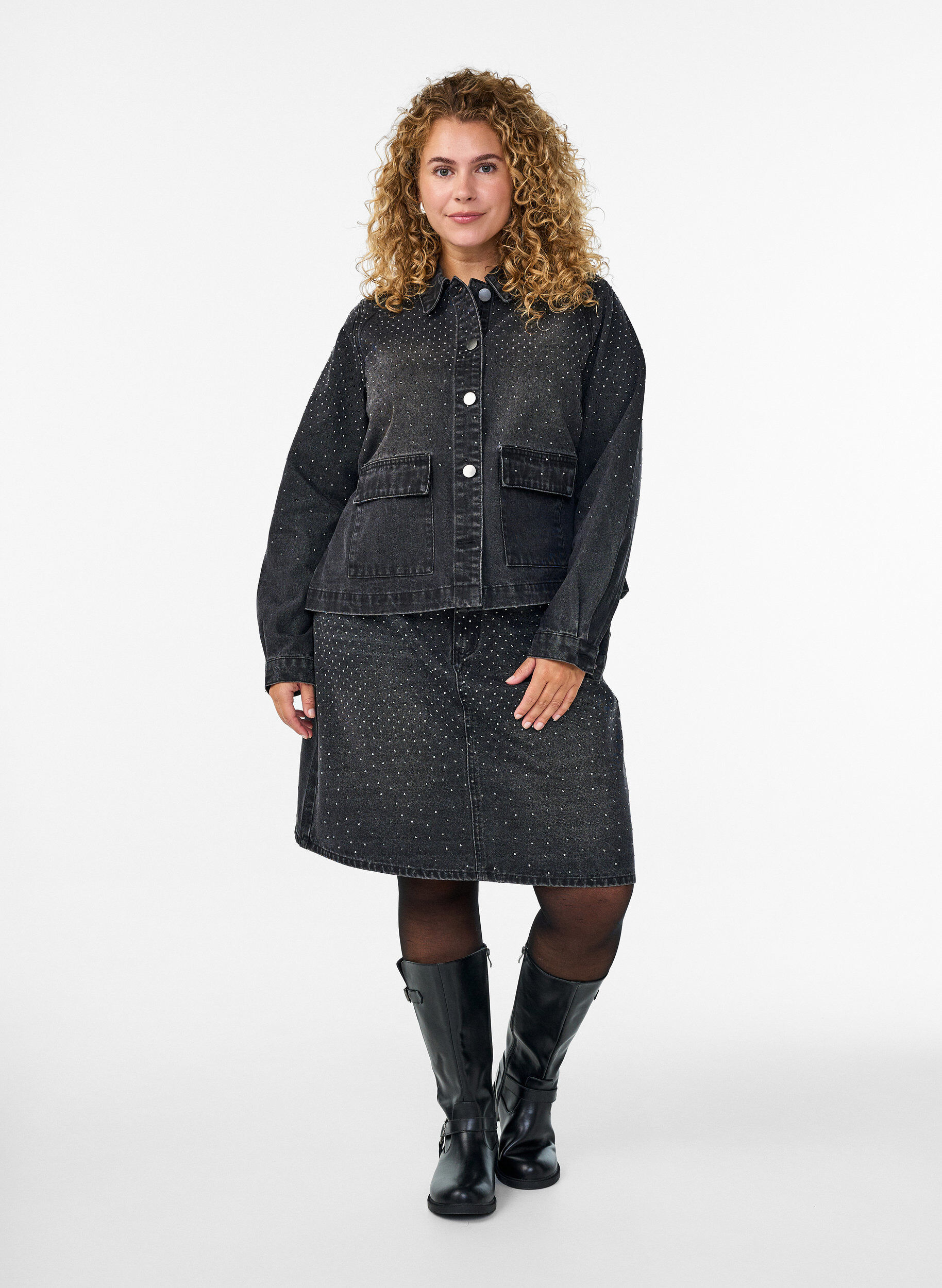 Jupe courte en jean avec strass, Gris, Model