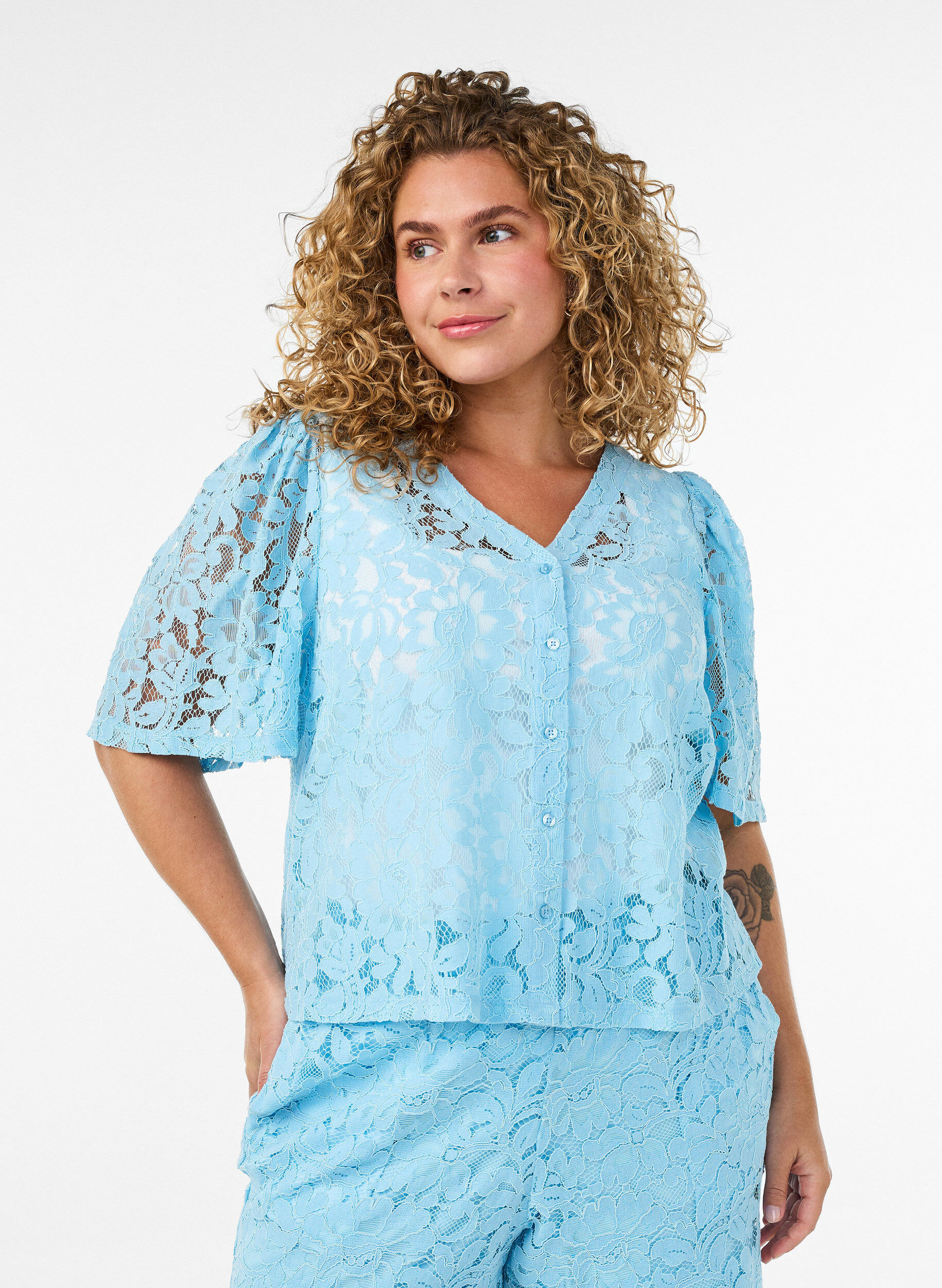 Short en dentelle taille haute avec poches, Bleu, Model