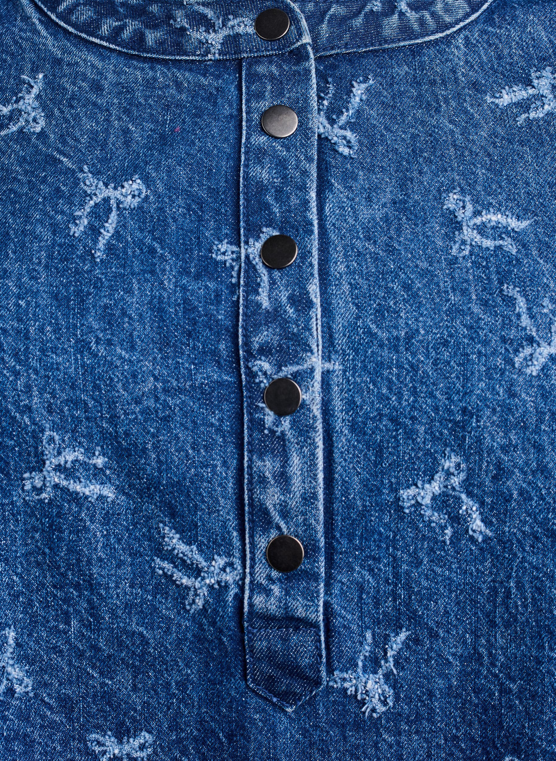Zizzi Robe courte en denim avec une coupe trap&egrave;ze et un motif &agrave; n&oelig;uds, Bleu, Packshot image number 2