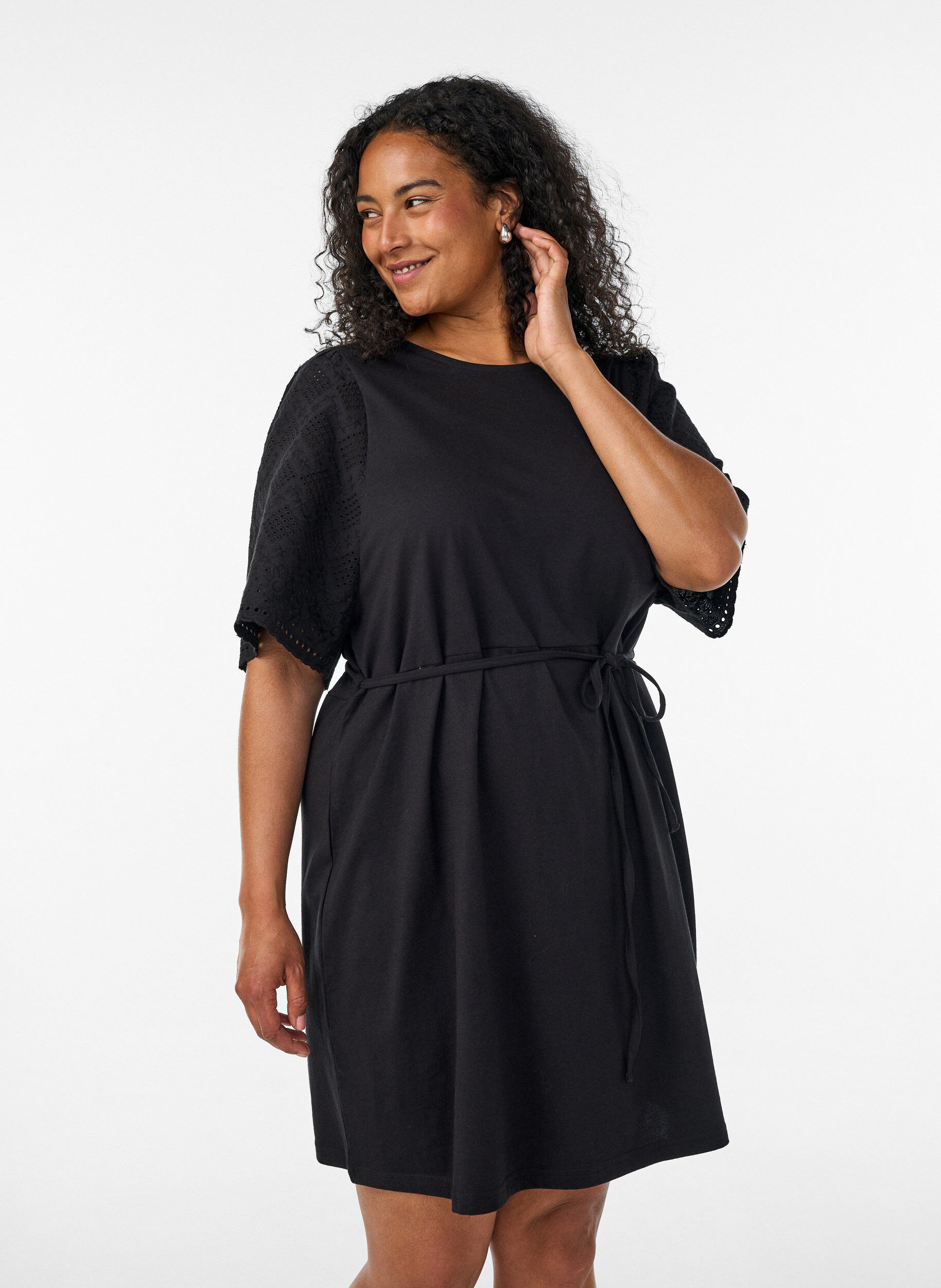 Robe en coton avec manches en broderie anglaise et ceinture &agrave; nouer, Noir, Model