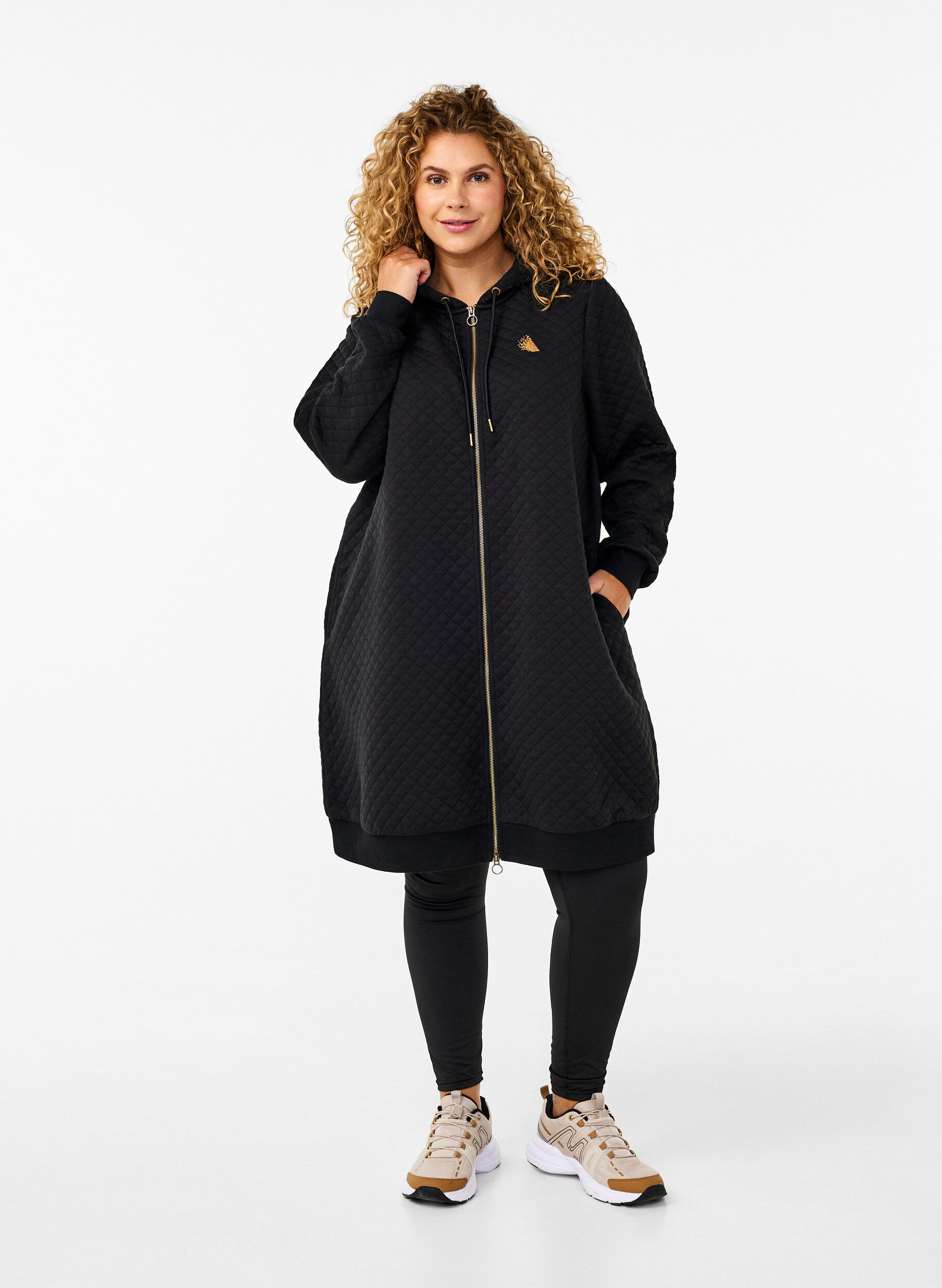 Zizzi Cardigan matelass&eacute; long avec fermeture &eacute;clair pour le sport, Noir, Model image number 1