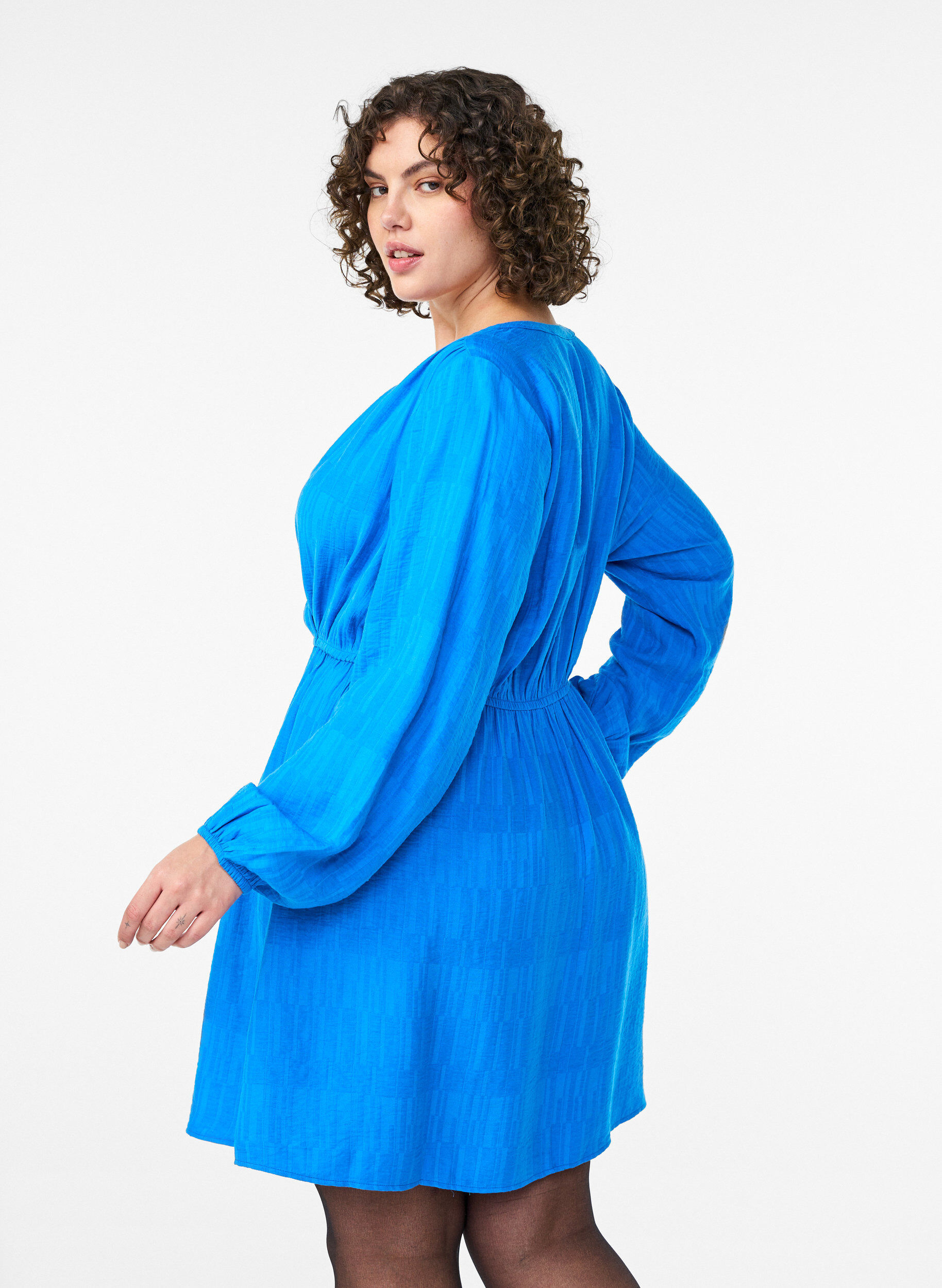 Zizzi Robe courte textur&eacute;e effet portefeuille, Bleu, Model image number 2