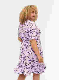 Robe portefeuille à fleurs et manches courtes, Purple AOP, Model