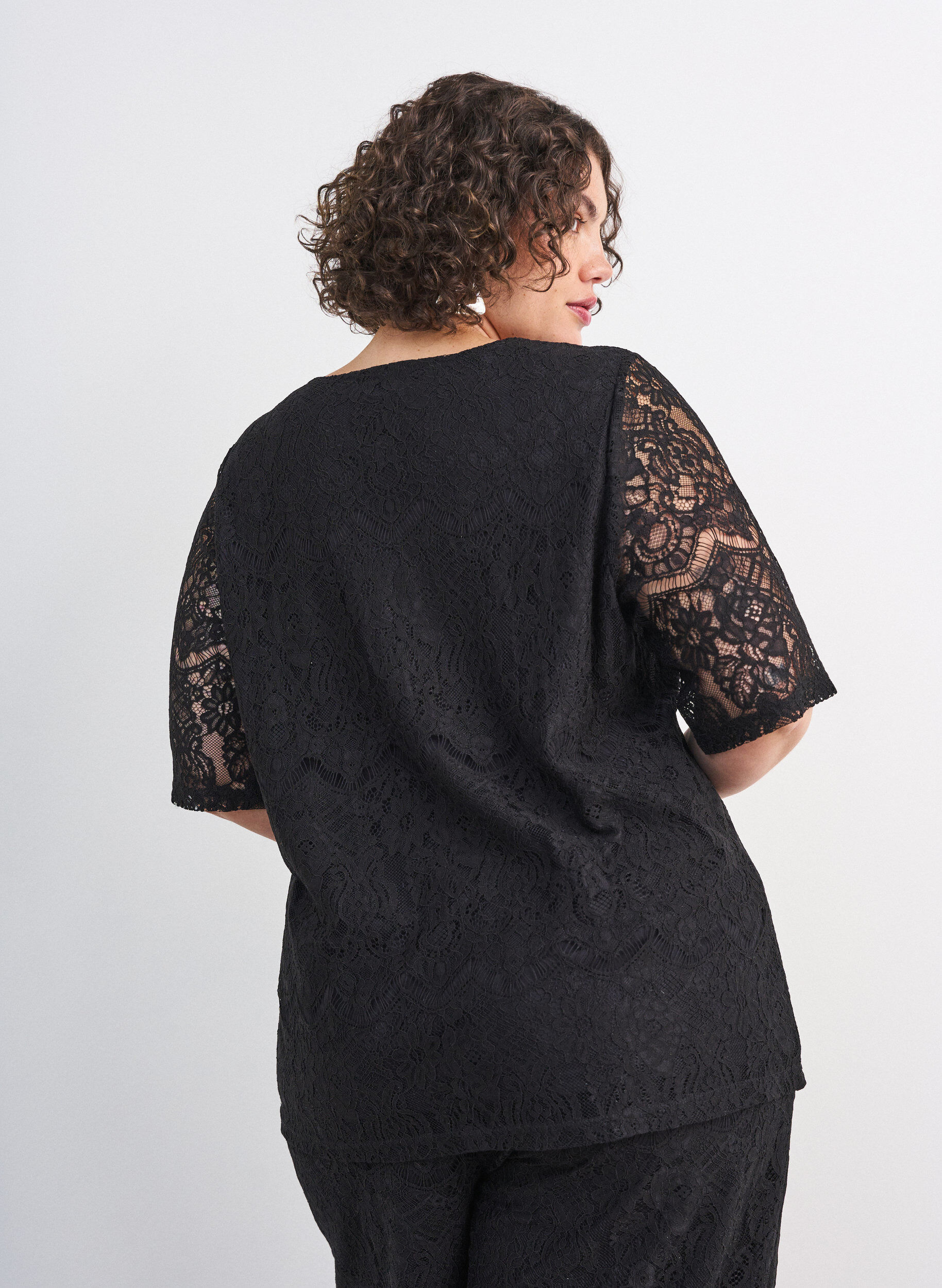 ZizziBlouse en dentelle avec boutons d&eacute;coratifs, Noir, Model image number 2