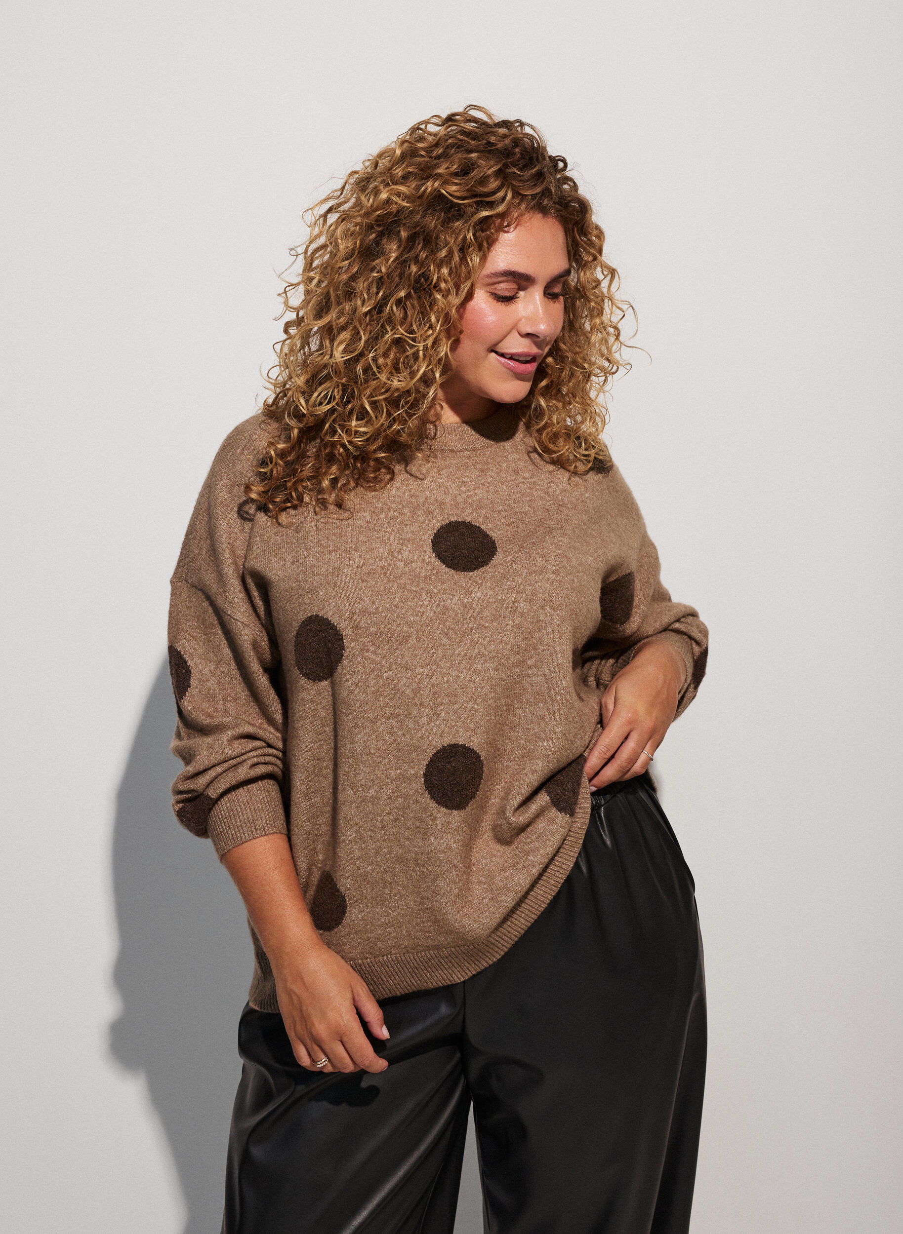 Blouse en maille &agrave; pois, Marron, Model