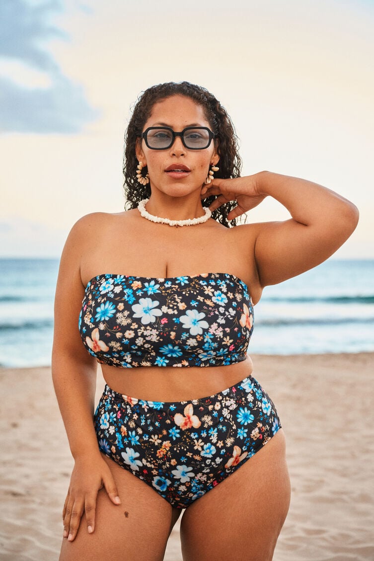 Straploze bikini, , Model