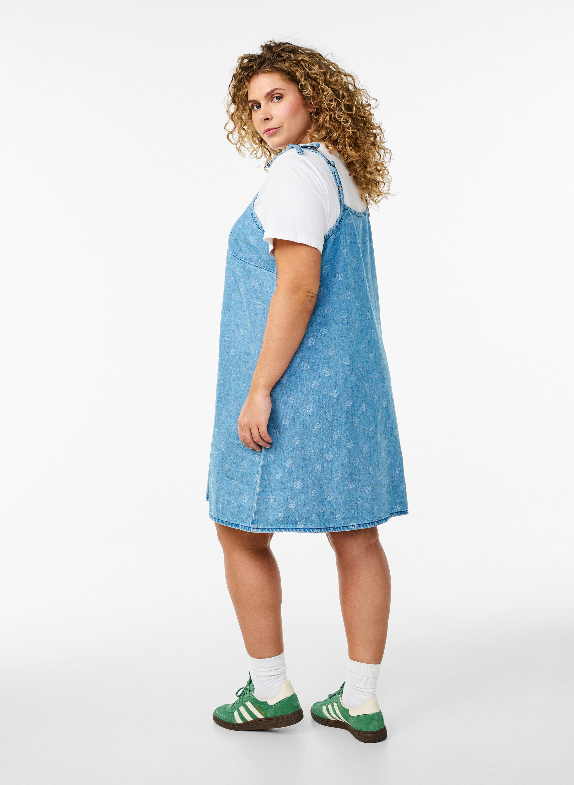 ZizziKorte denimjurk met verstelbare banden, LBD w. Flower, Model image number 1
