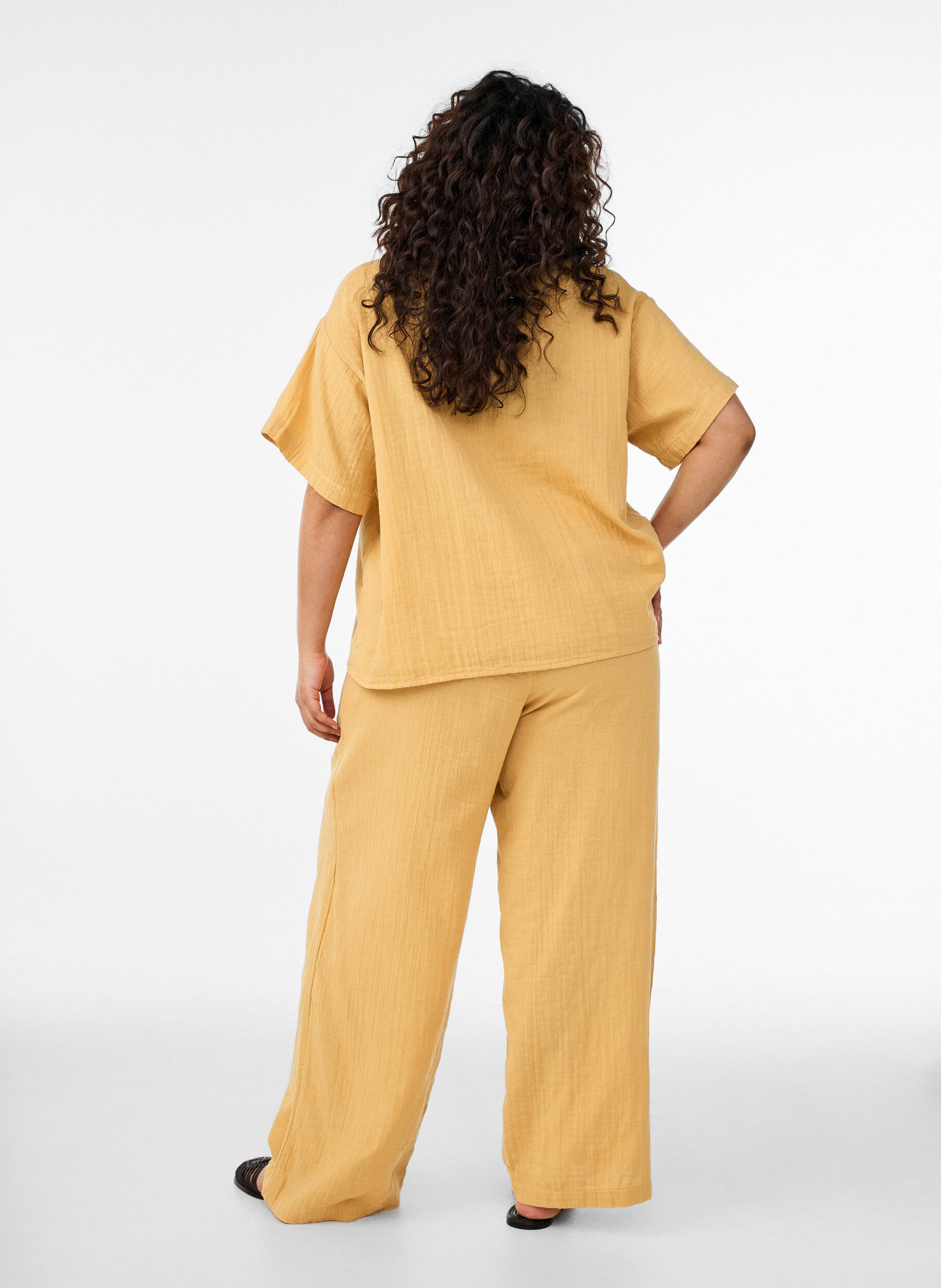 Zizzi Pantalon taille haute en mousseline de coton &agrave; coupe ample, Jaune clair, Model image number 1