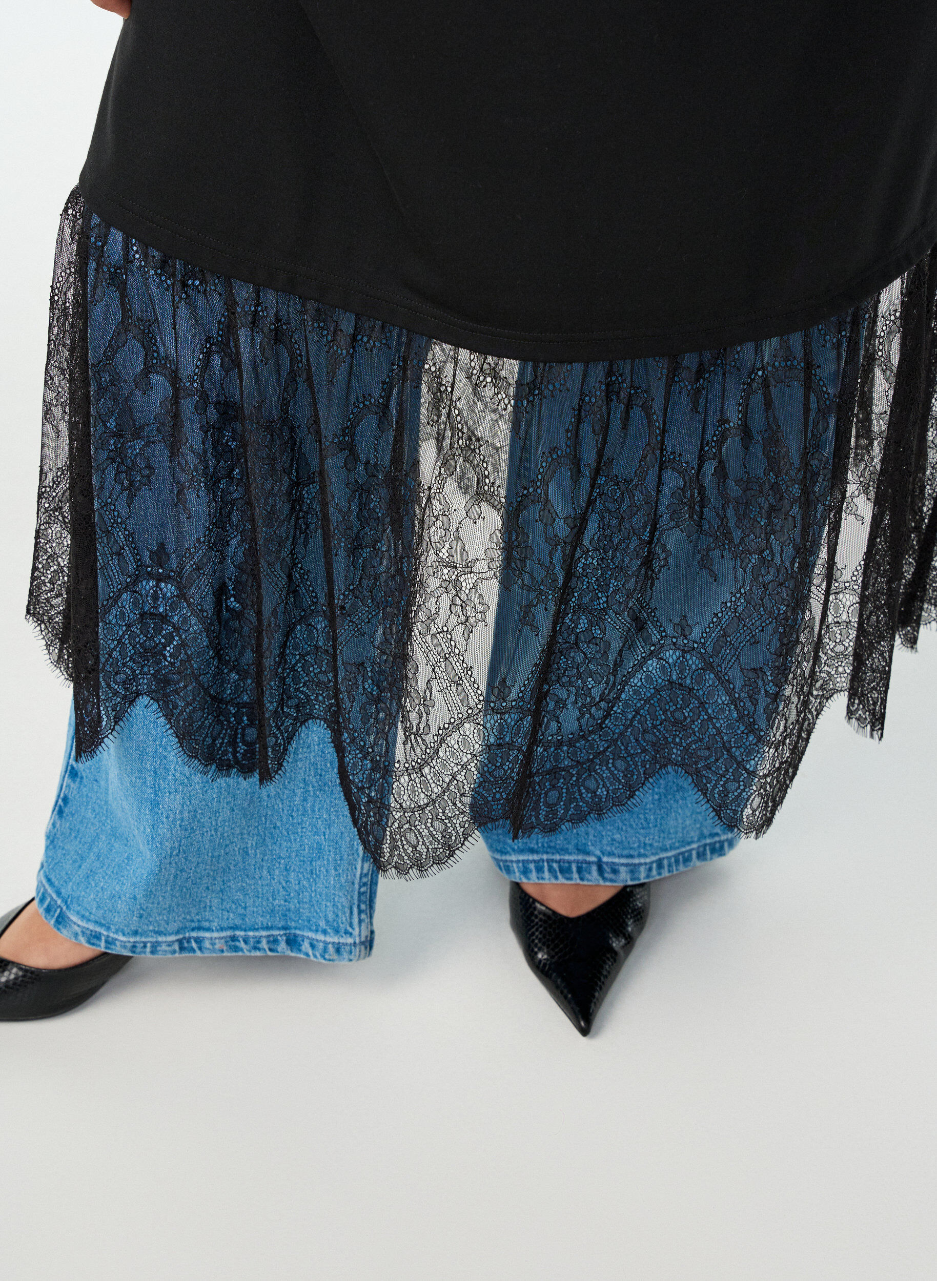 Zizzi Robe T-shirt en jersey avec superposition en dentelle, Noir, Model image number 2