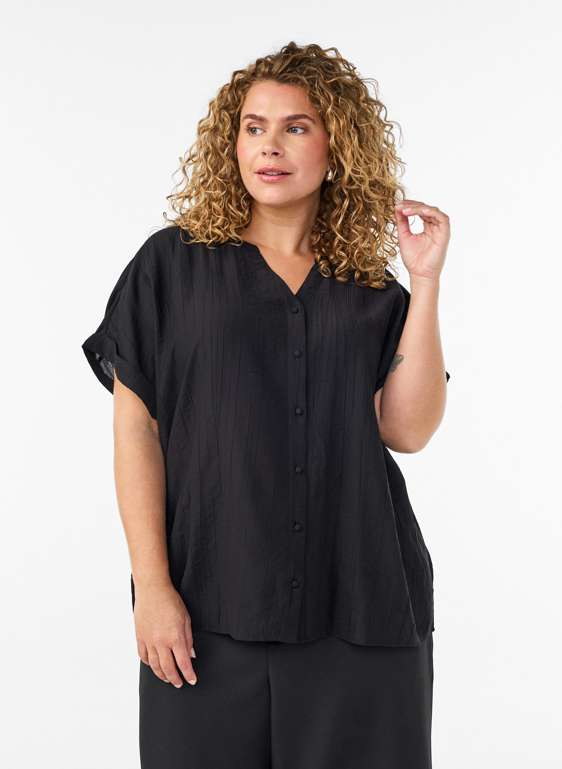 ZizziBlouse textur&eacute;e en viscose avec boutons, Noir, Model image number 0