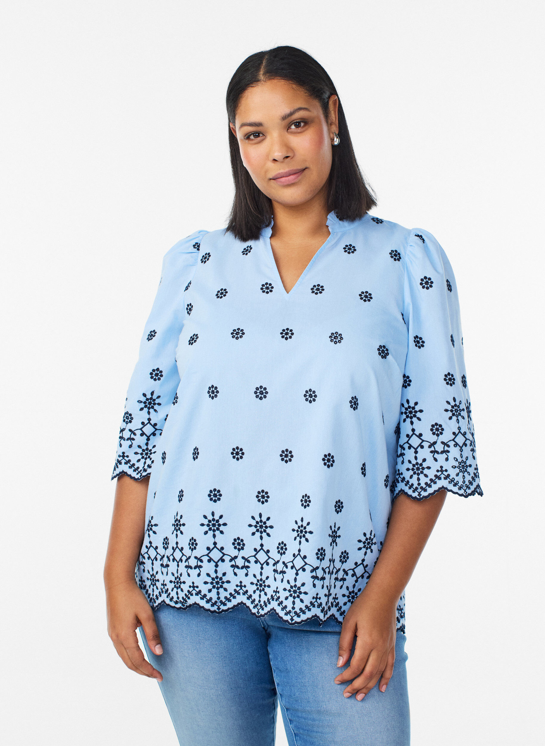 Blouse avec manches 3/4 et motif brod&eacute;, Bleu, Model