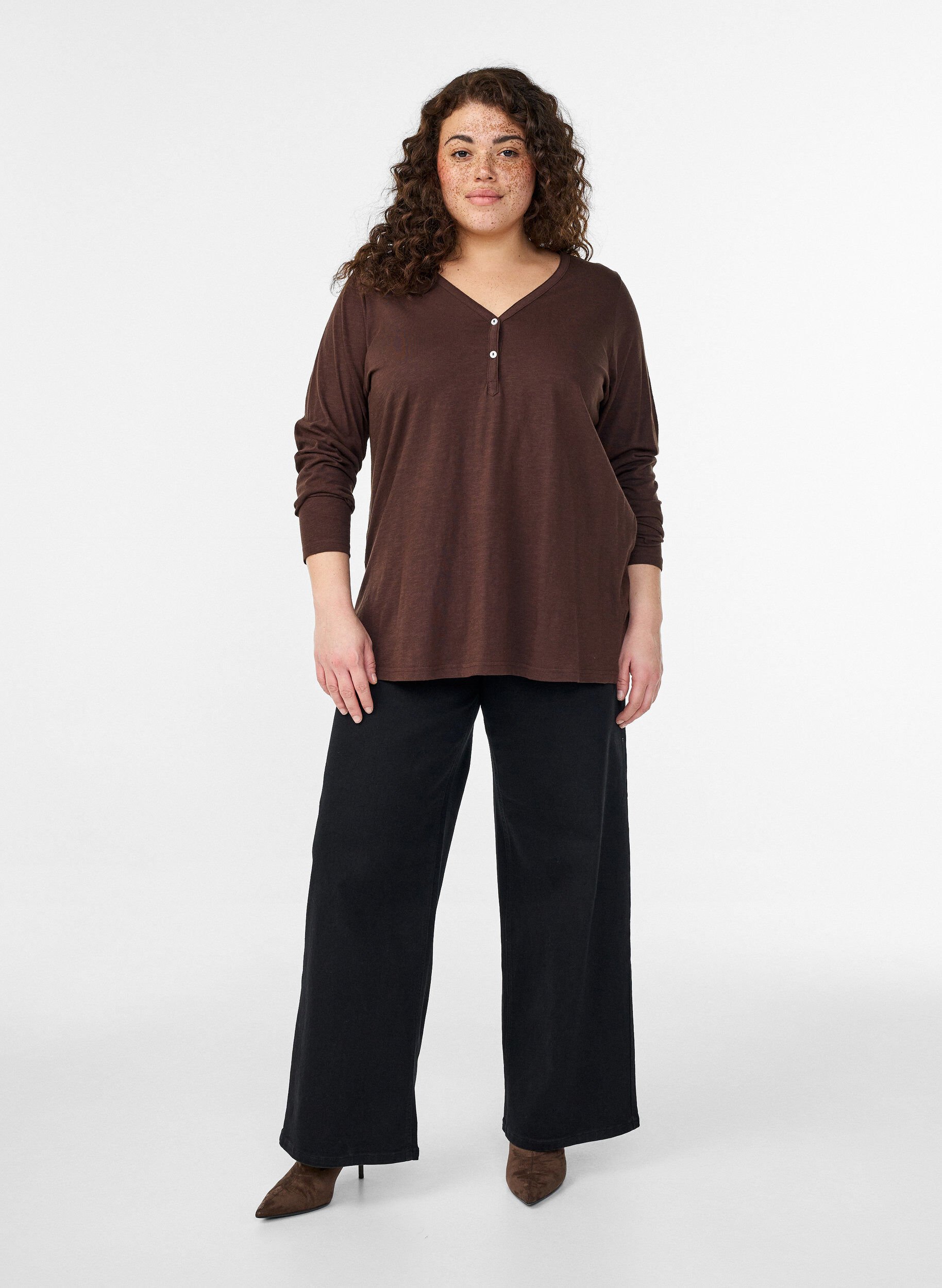 ZizziT-shirt &agrave; manches longues avec col V et boutons, Marron, Model image number 1