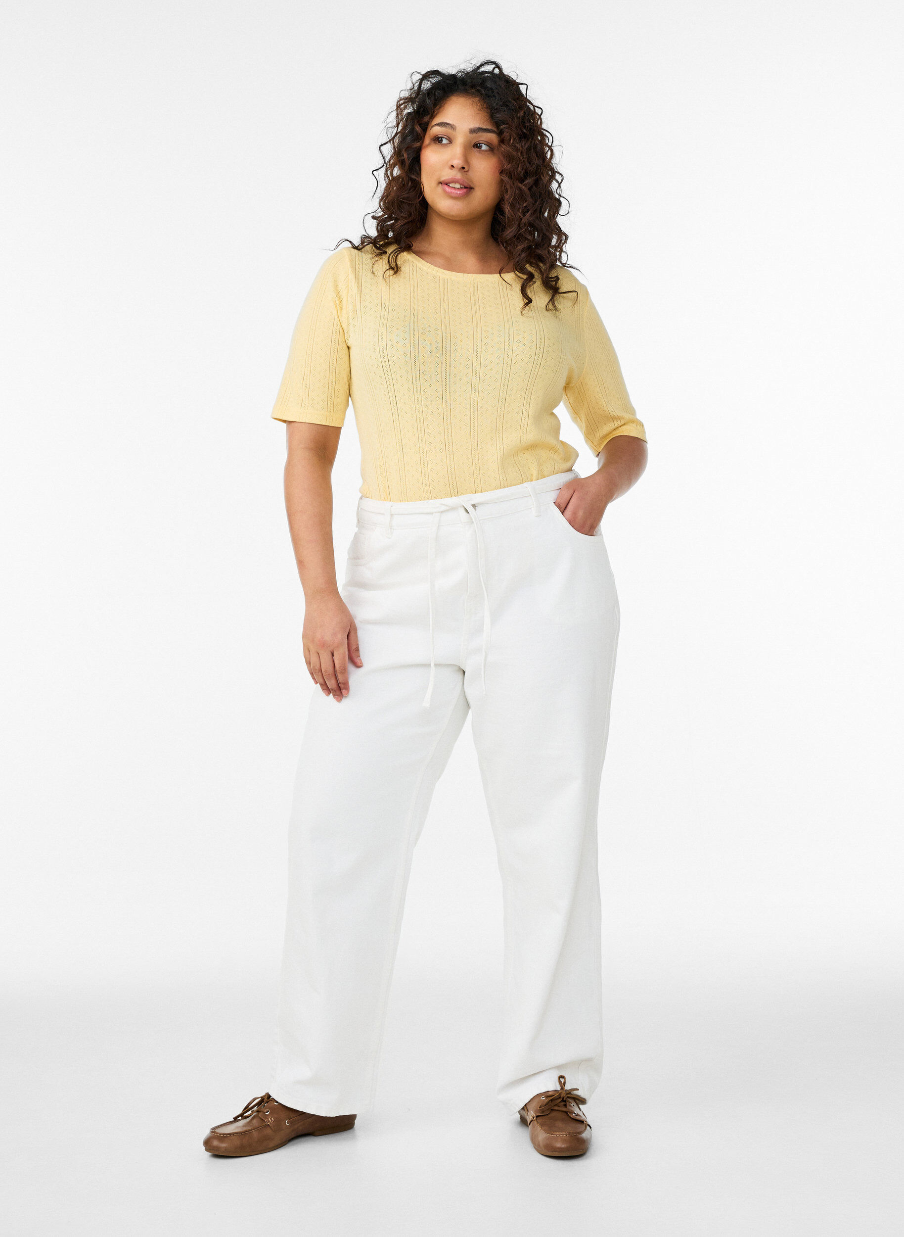 Zizzi T-shirt en coton avec broderie ajour&eacute;e, Jaune clair, Model image number 1