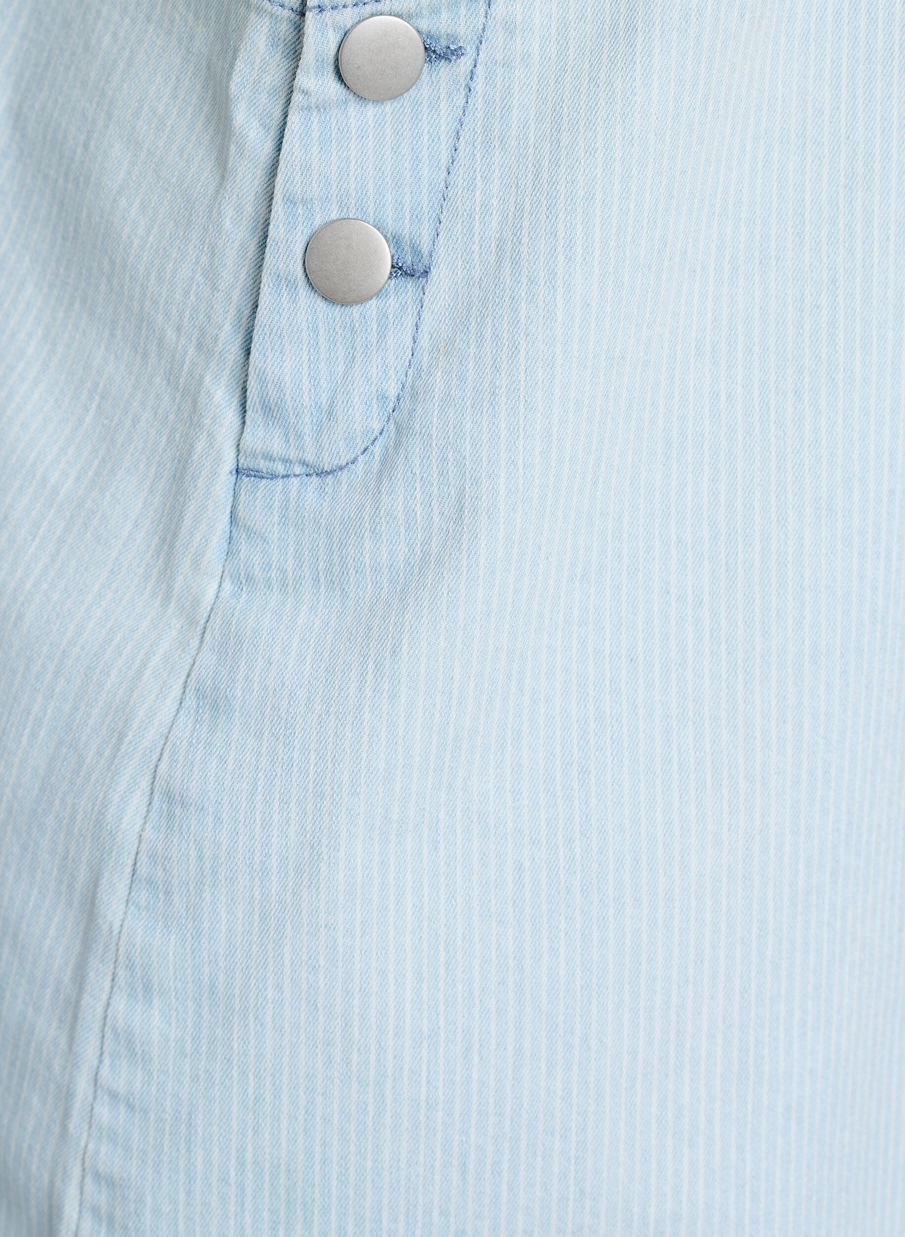 Zizzi Robe salopette courte en jean de coton ray&eacute;, Bleu Clair, Packshot image number 3