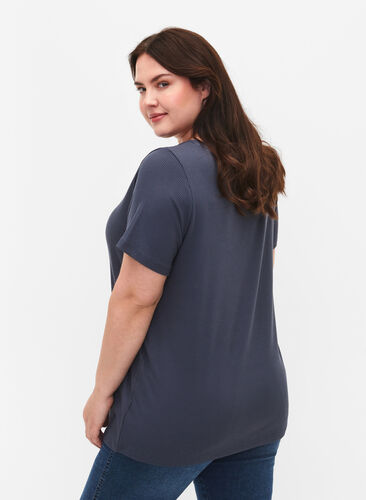 T-shirt en viscose côtelé avec col en V, Umbre Blue , Model image number 1