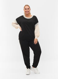 Pantalon en maille avec colorblock, Black Comb, Model