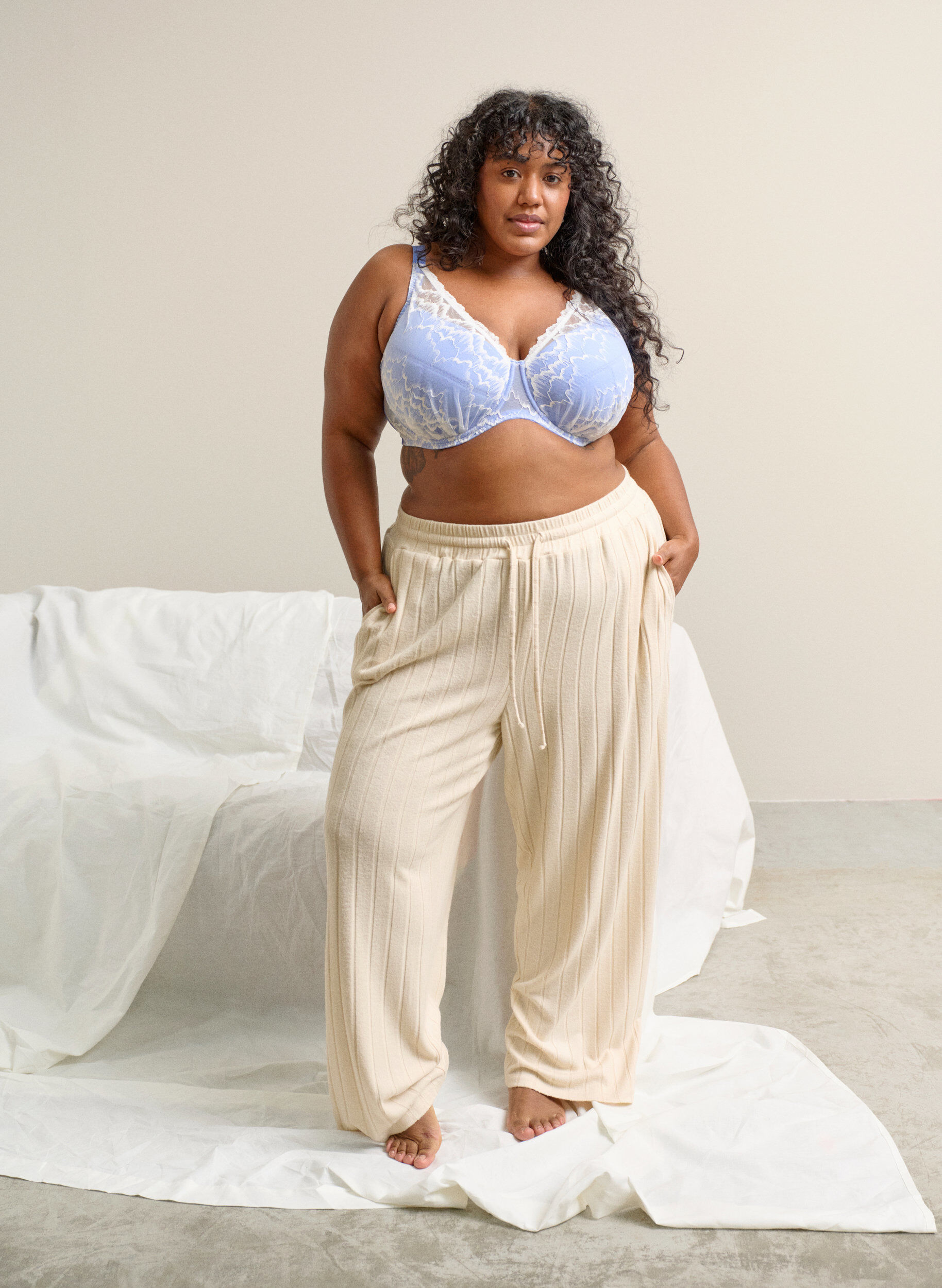 Zizzi Pantalon de d&eacute;tente en jersey c&ocirc;tel&eacute; taille haute, Beige, Image image number 0