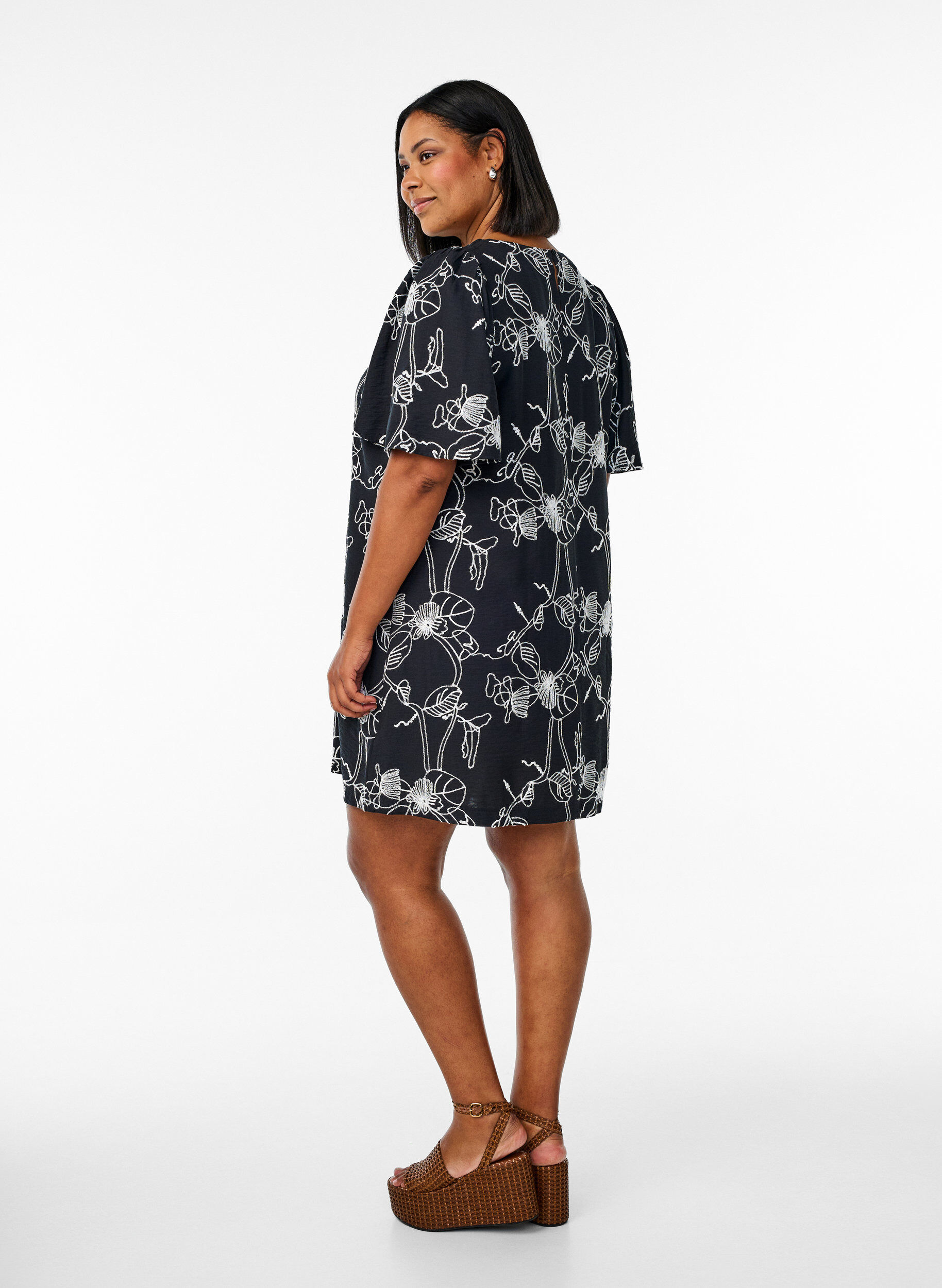 ZizziKorte A-lijn jurk met geborduurd patroon, Zwart, Model image number 2