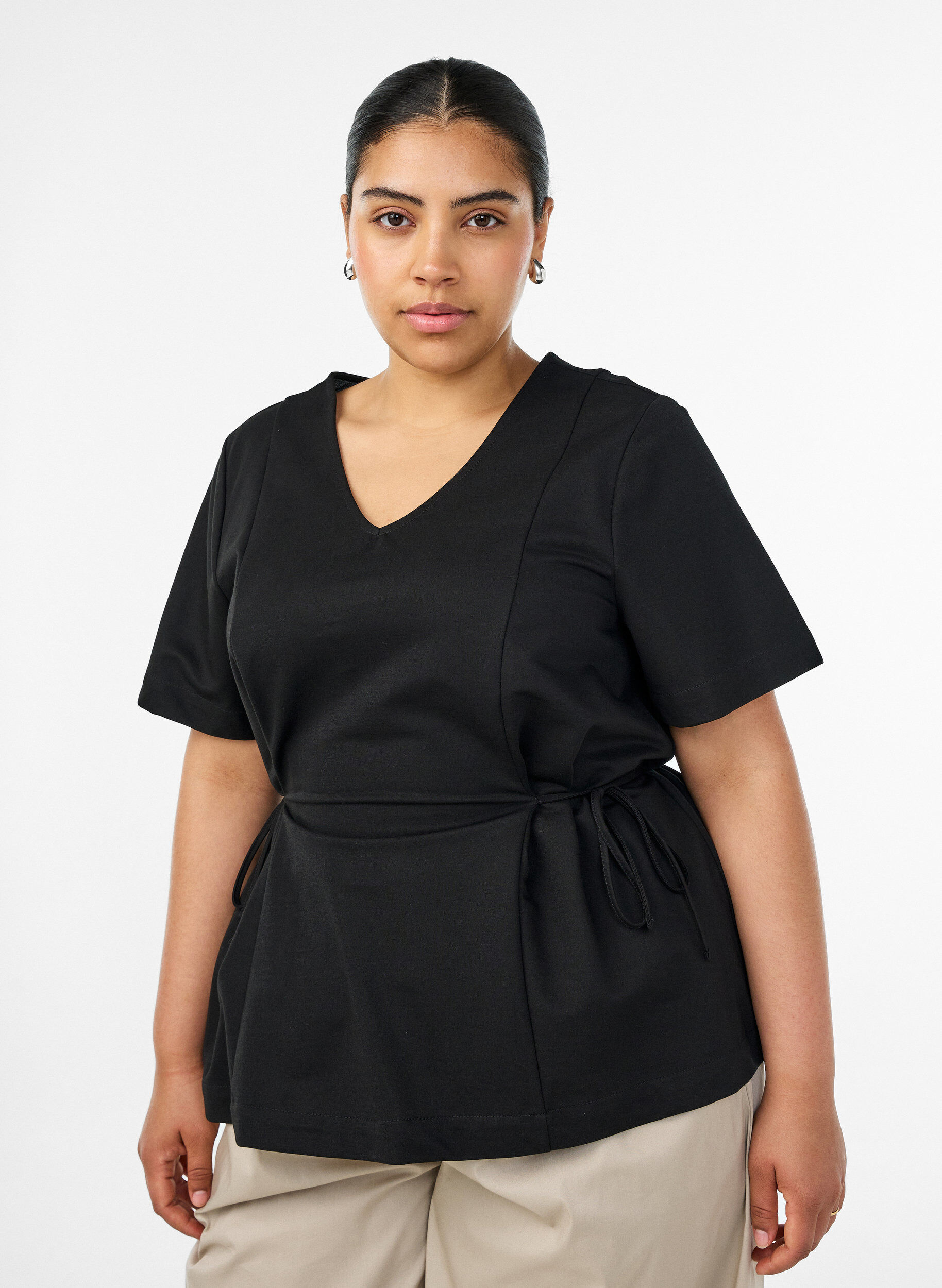 ZizziBlouse en m&eacute;lange de coton avec un col en V et un lien &agrave; nouer, Noir, Model image number 0