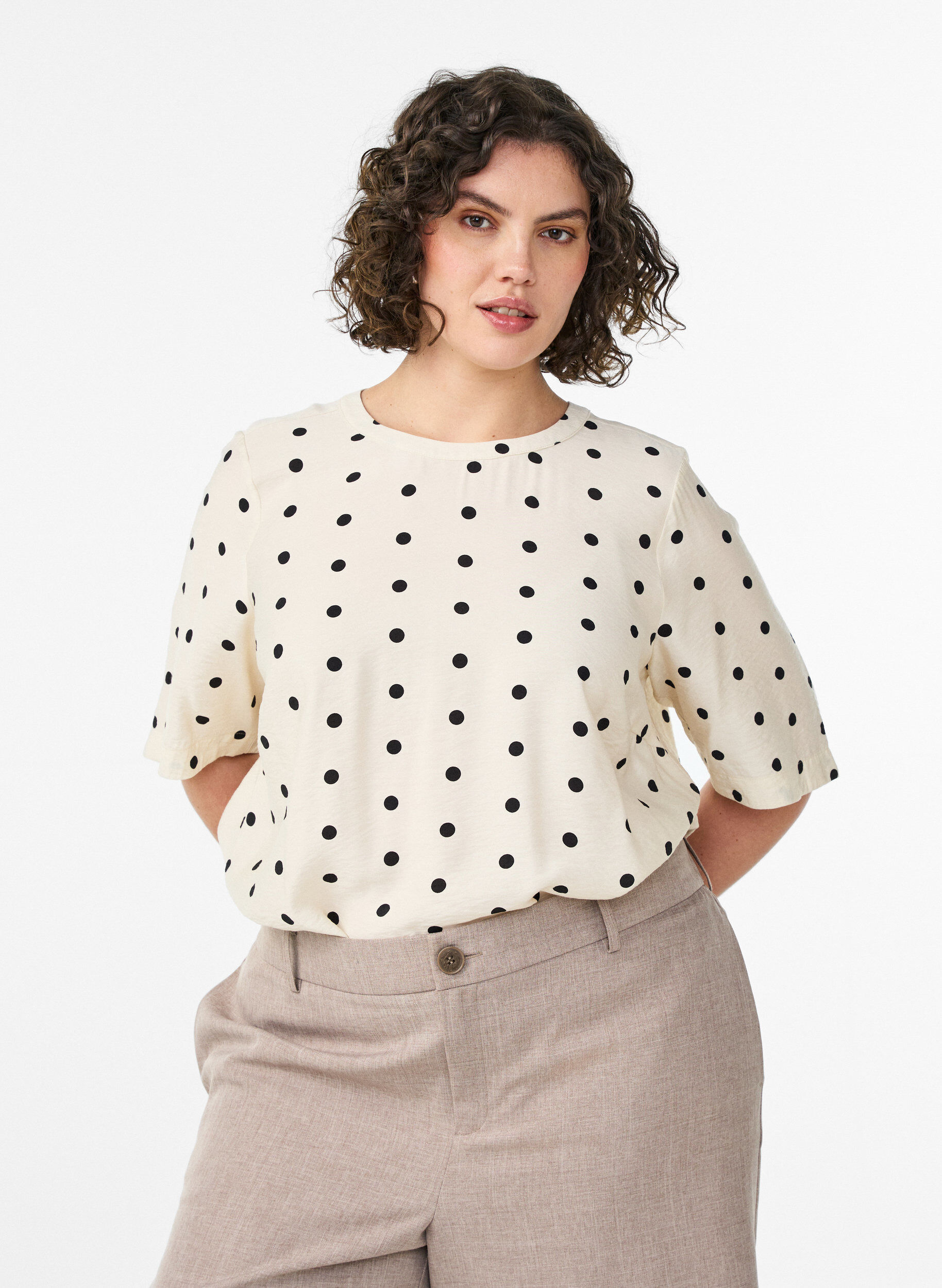 Zizzi Blouse en viscose &agrave; pois et manches courtes, Vanille, Model image number 0