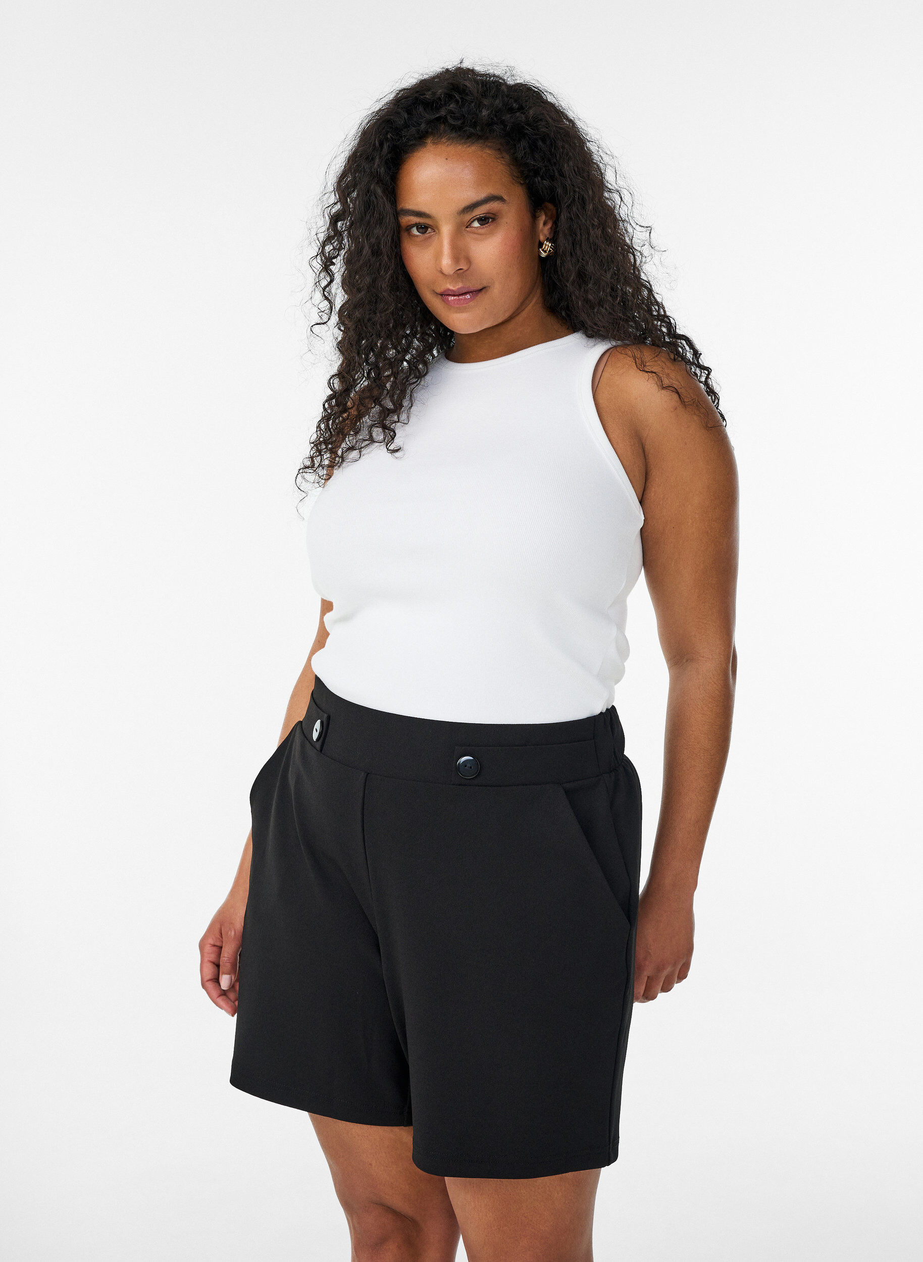 ZizziKorte broek met zakken en losse pasvorm, Zwart, Model image number 0