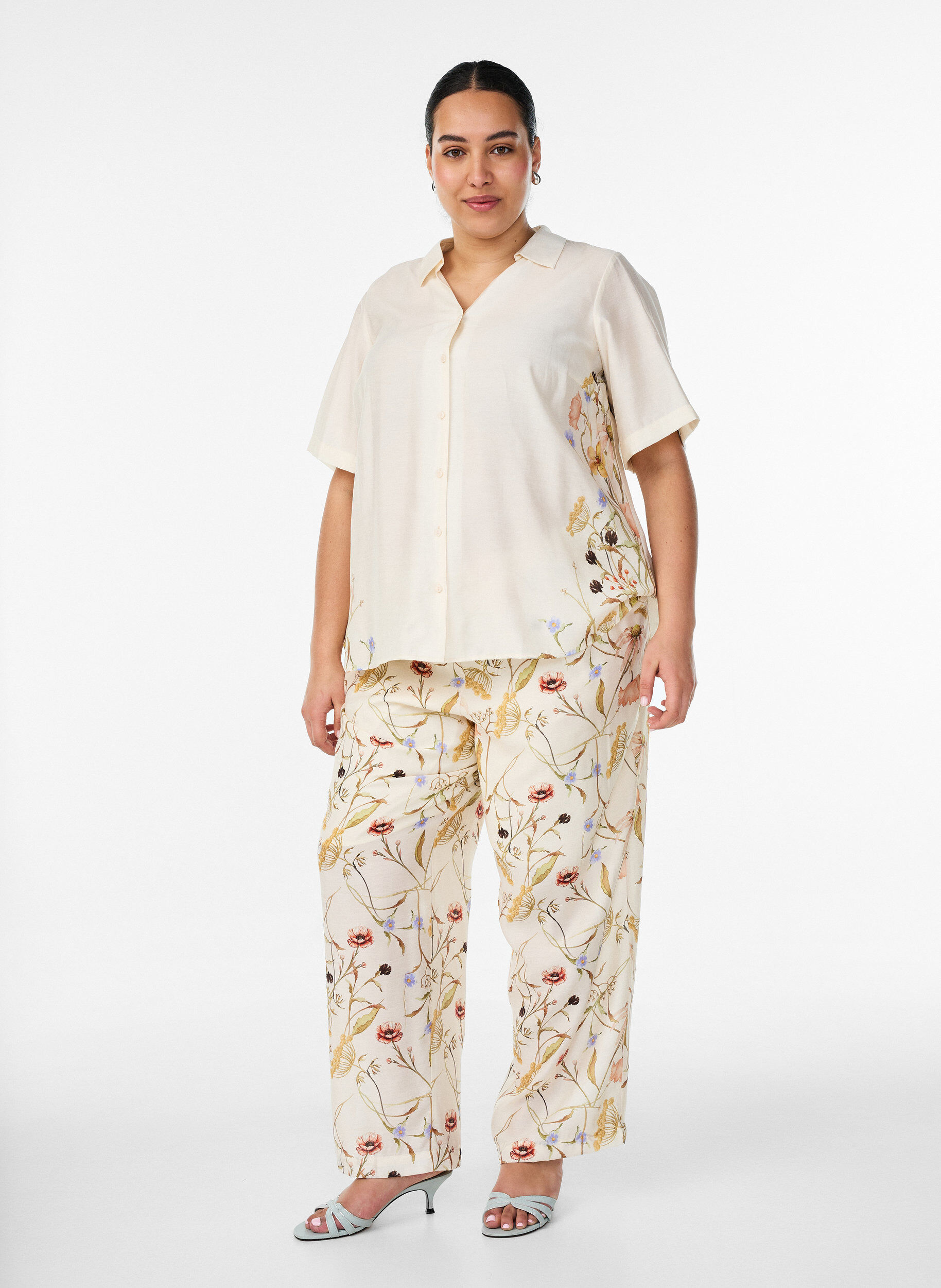 High-waist viscose broek met bloemenprint, Beige, Model
